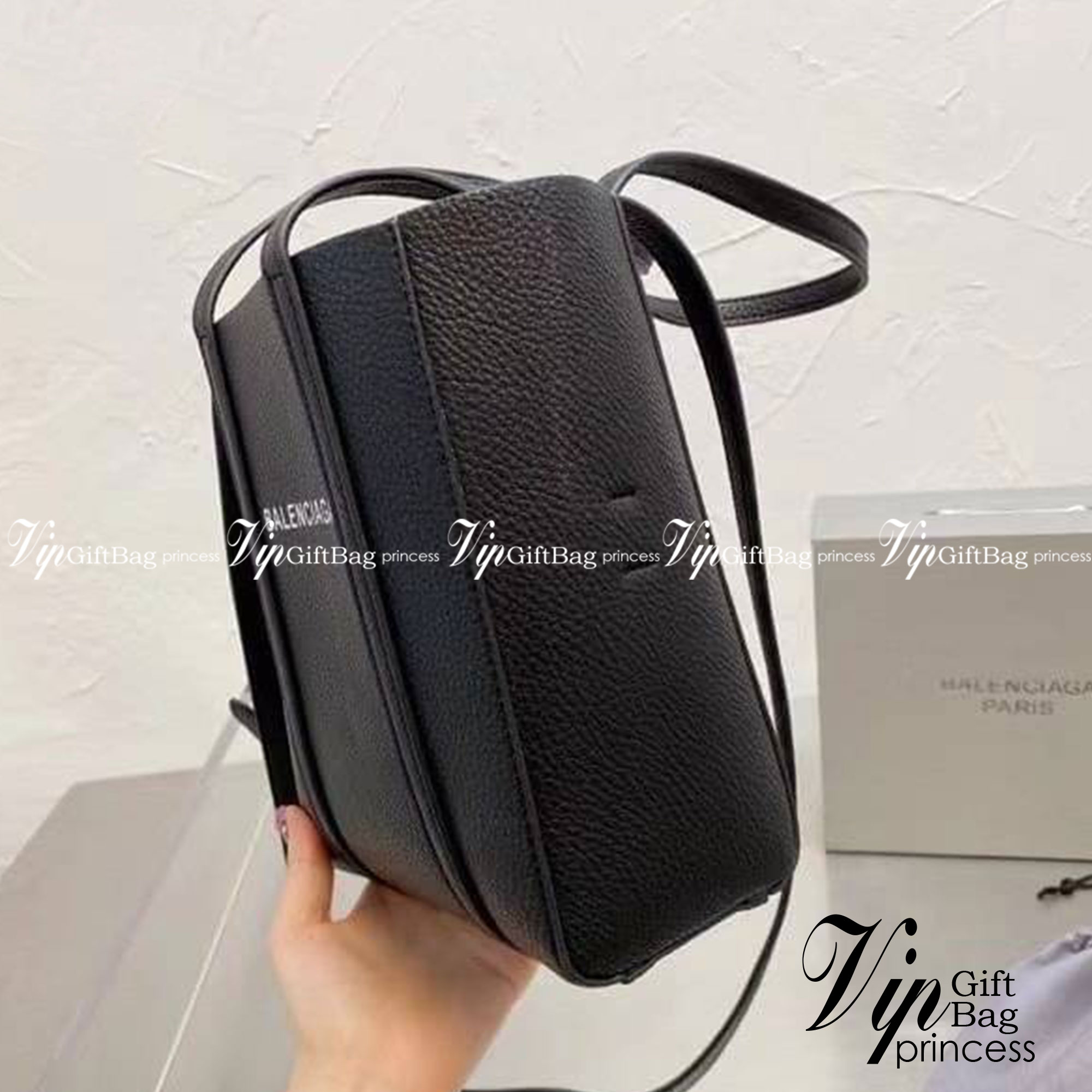 BALENCIAGA Everyday Tote Bag กระเป๋าโท้ทมินิไซส์ สาวๆอย่างเราถูกใจ ขนาดกะทัดรัด สีดำคลาสสิค ใช้ได้ในทุกโอกาส สะพายไปเรียน ไปทำงาน เหมาะทุกลุค วัสดุหนังคุณภาพดี สาวๆต้องไม่พลาดเลยน้า