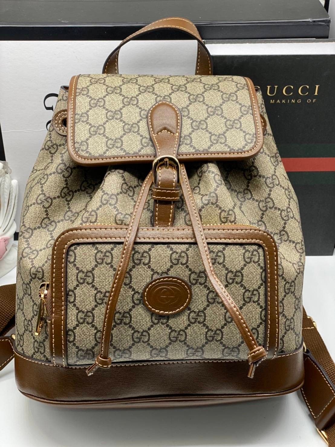 VIP 】หนังแท้ Gucci GG Supreme canvas backpack น้องน่ารักอดใจยังไงไหว!! กระเป๋าเป้สะพาย ไซส์กำลังดี รูปทรงสวยลงตัว วัสดุหนังแคนวาส ด้านหน้ามีช่องซิปปิด มีฝาปิดกันของหล่น ภายในเป็นช่องโล่ง ใส่ของสำคัญๆได้ พกแบบคิ้วท์ๆ ชิคๆ สายสะพายยังสามารถปรับตามตัวได้อีก 