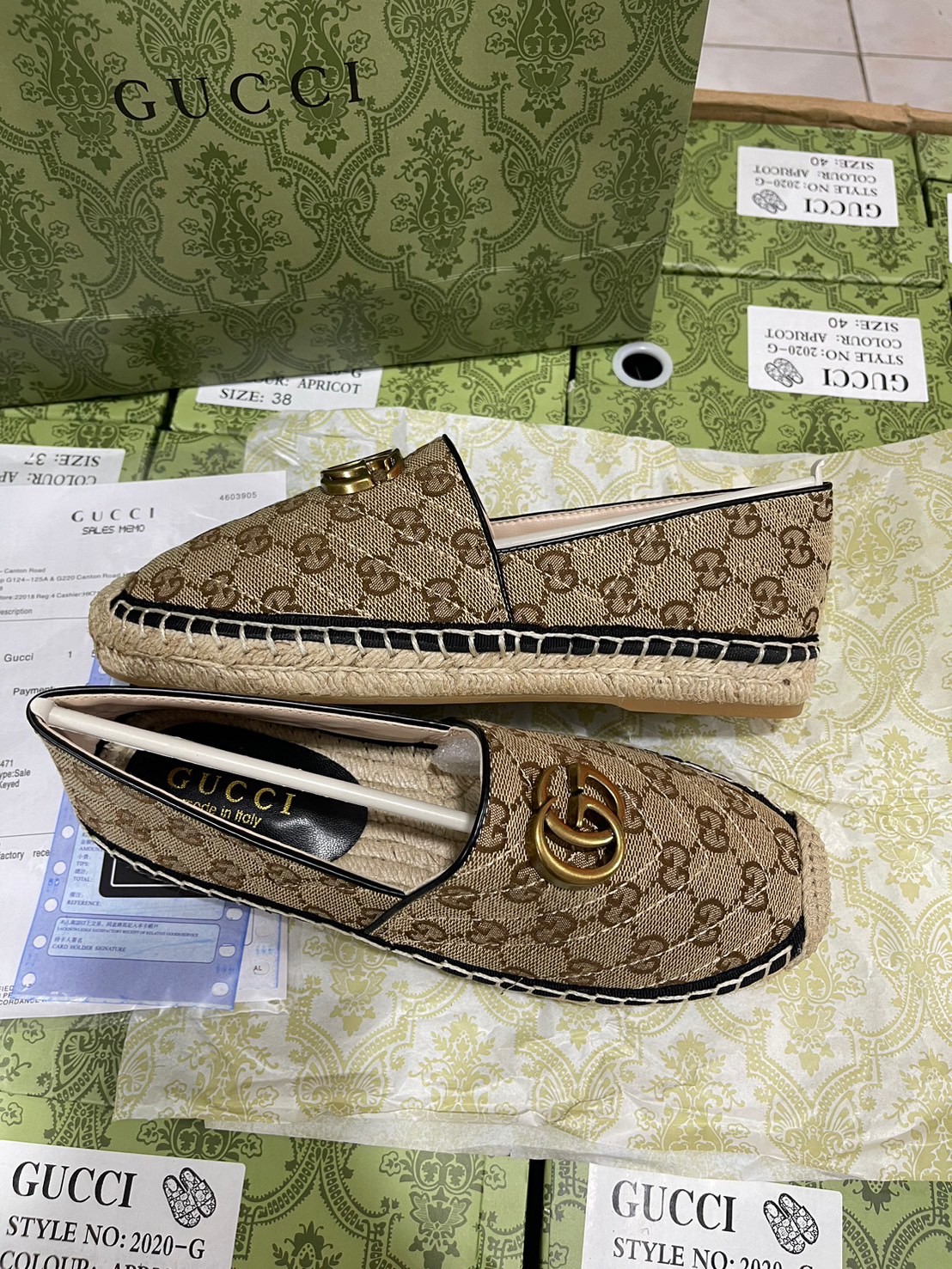 GUCCI Leather Espadrille with double G รองเท้าผ้าใบลำลองรุ่นยอดฮิต ขับผิว ใส่สบาย ยืนเดินได้นาน พื้นยางอย่างดียืดหยุ่นสูง ใส่เดินชิลหรือเที่ยวก็ปัง สวยงาม ได้หลากหลายโอกาส
