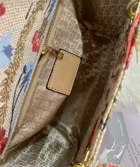 DIOR WOMEN MEDIUM LADY D-LITE BAG VIP GIFT WITH PURCHASE (GWP) พรีเมี่ยมกิ้ฟ Limited Edition จาก DIOR DUTYFREE COUNTER วัสดุหนังแท้ Calfskin หุ้มด้วยผ้า Cannage อีกชั้นและปักลวดลาย 'Dior Palm' กระเป๋า Lady D-Lite ผสมผสานความสง่างามและคลาสสิกที่เ
