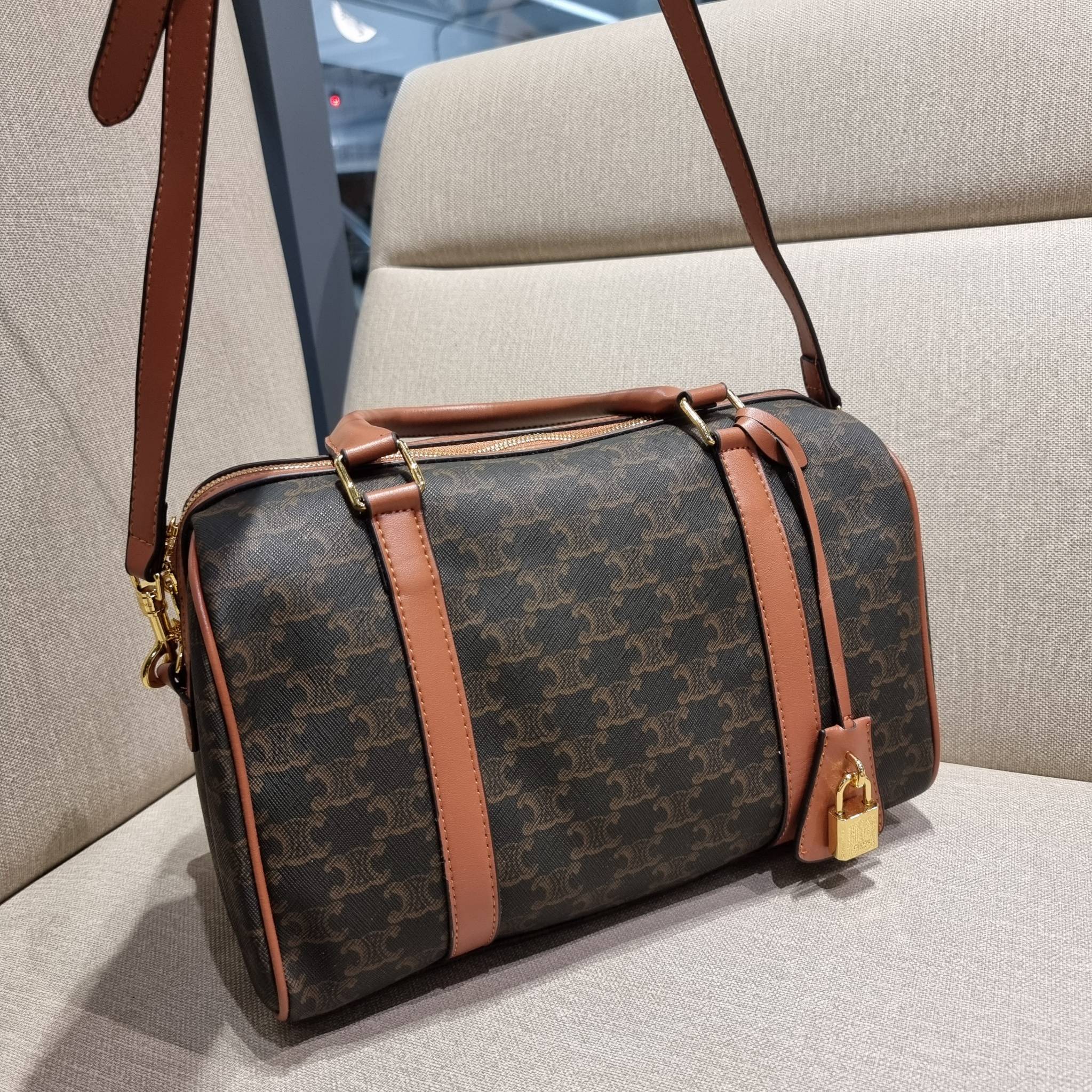 CELINE BOSTON BAG IN TRIOMPHE CANVAS AND CALFSKIN ยอดฮิตกับลวดลายเอกลักษณ์ สุดคลาสสิค กับกระเป๋ากึ่งเดินทาง ไซส์กำลังดี ที่สามารถใช้ได้ทั้งหนุ่มๆและสาวๆ วัสดุหนังแคนวาสตัดสลับหนังแท้ เปิด-ปิดด้วยซิป ใช้งานสะดวก และยังมีพวงหนังห้อยและแม่กุญแจล็อคซิปได้ มาพ