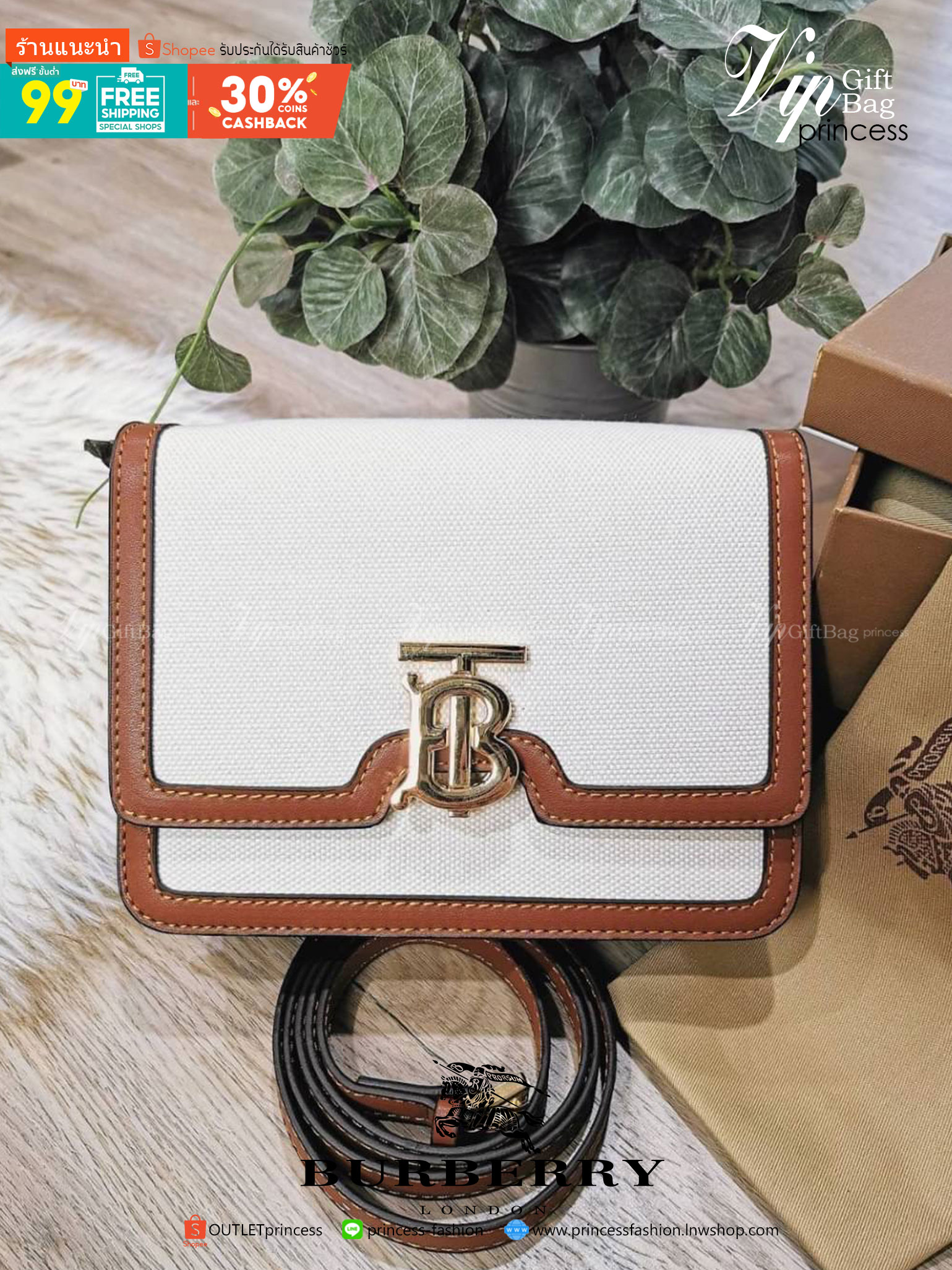 BURBERRY FRAGRANCES CROSSBODY BAG VIP GIFT WITH PURCHASE (GWP) พรีเมี่ยมกิ๊ฟ Limited Edition จากน้ำหอม BURBERRY วัสดุ Canvas & Leather ทรงเหลี่ยมสวยหรูอยู่ทรงมีโลโก้แบรนด์ด้านหน้า เปิดปิดด้วยฝาปิดมีสัญลักษณ์รูปตัวB ภายในมีช่องแบ่งเป็นสัดส่วนสามารถใส่มือถื