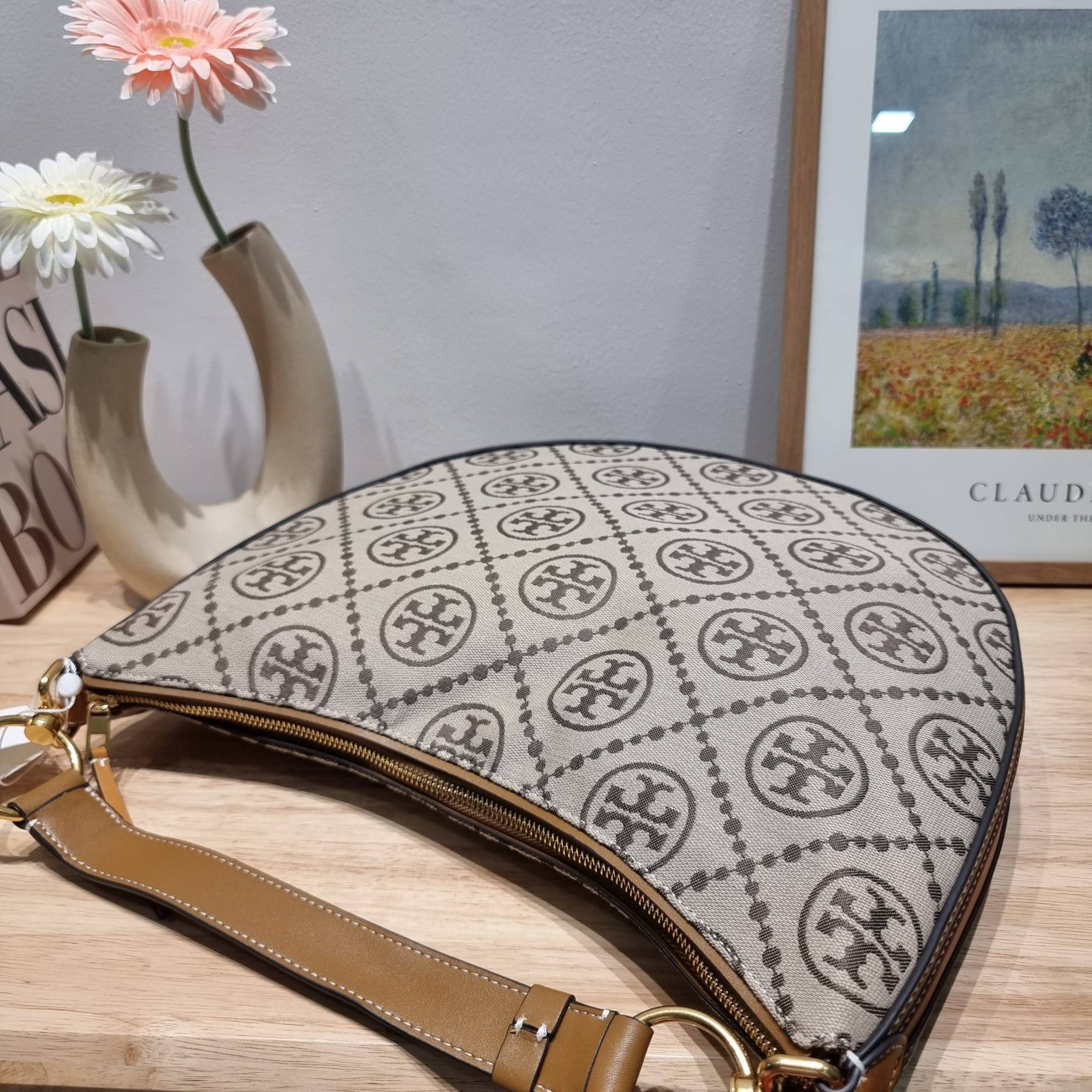 ใบใหญ่ 35cm Tory Burch T Monogram Medium Crescent Bag / TORY BURCH T MONOGRAM JACQUARD CRESCENT BAG ไซส์ใหญ่กับไอเท็มสุดร้อนแรง เซเลปรีวิวเยอะมาก!! สาวๆตามหากันไปอีก กระเป๋าทรง half moon ที่ดีไซน์บนผ้า jacquard ลวดลายซิกเนเจอร์ เรียบหรู ผู้ดีมากแม่! มาพร้