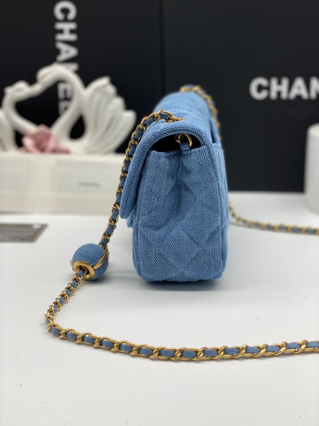 CHANEL Flap Bag Denim Pearl Gold Hardware 20cm พร้อมส่งที่ไทย วัสดุผ้าเดนิมสีน้ำเงินแท้ พร้อมฮาร์ดแวร์โทนสีทองโบราณ และมีฝาปิดด้านหน้าปิดแบบเทิร์นล็อค CC ซิกเนเจอร์ของแบรนด์ ภาพสินค้าถ่ายจากงานขายจริง ใช้งานต่างประเทศได้
