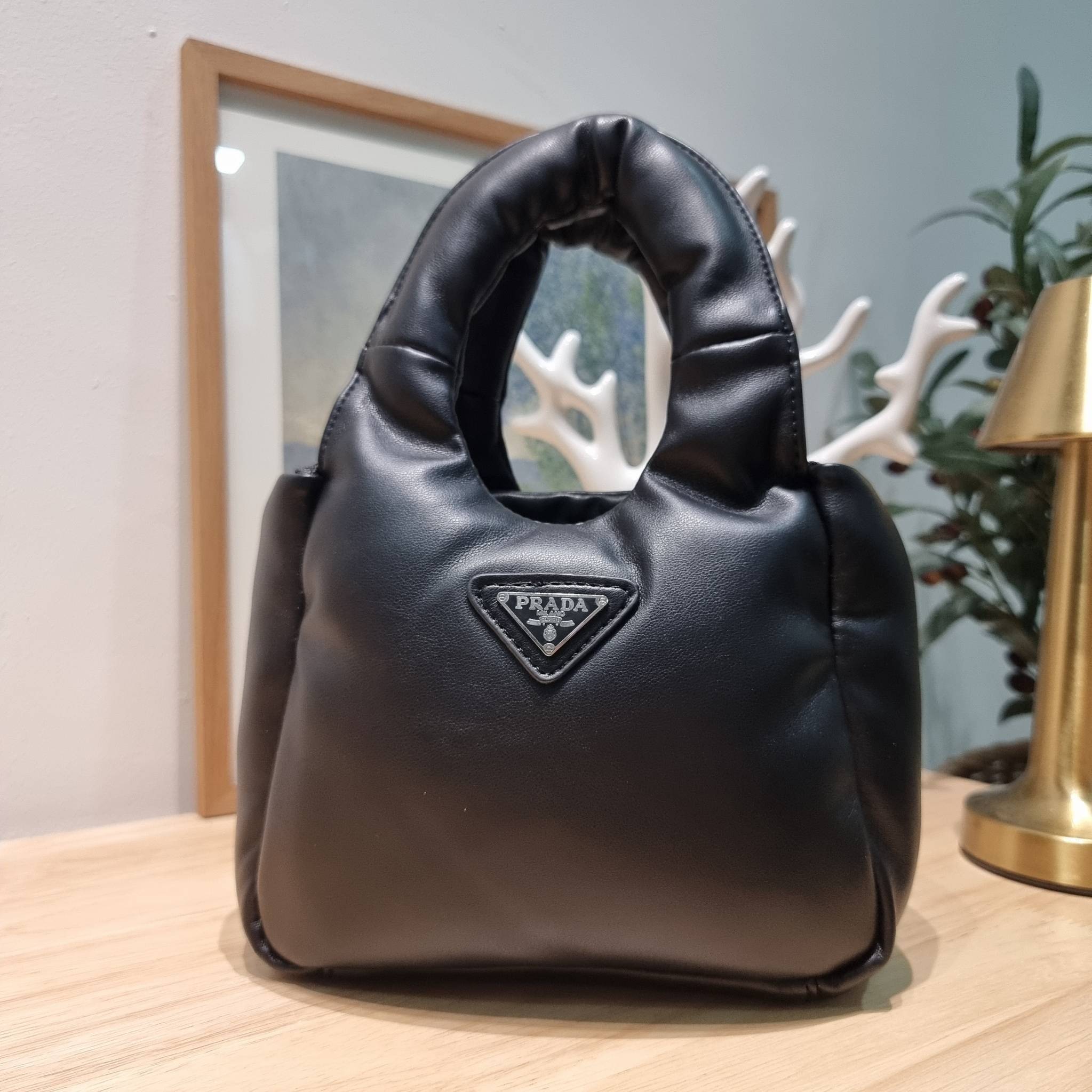 PRADA Small padded Soft nappa-leather bag พร้อมส่ง 4 สี น้องใหม่ล่าสุด กับคอลเลคชั่นที่ทำออกมาตอบโจทย์ได้ทุกไลฟ์สไตล์ **ราคาพิเศษสุดคุ้ม งานสวยเกินราคา