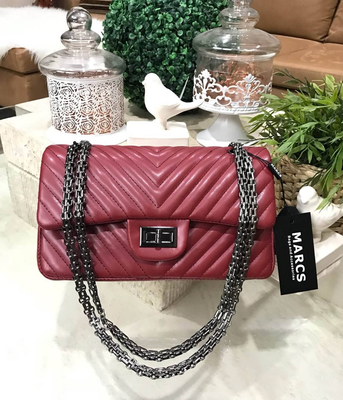 MARCS WOMAN QUILTED CHAIN SHOULD BAG New arrival! กระเป๋าสะพาย วัสดุหนังแกะสังเคราะห์ นิ่มสวย อยู่ทรง ลาย chevron สไตล์ Chanel ขนาดกำลังดี น้ำหนักเบา เปิดปิดด้วยตัวล็อคบิด พร้อมฝาปิดกระดุมแม่เหล็ก ภายในมีหลายช่อง ทั้งบริเวณด้านหน้า และฝาปิด ภายในกว้าง และ