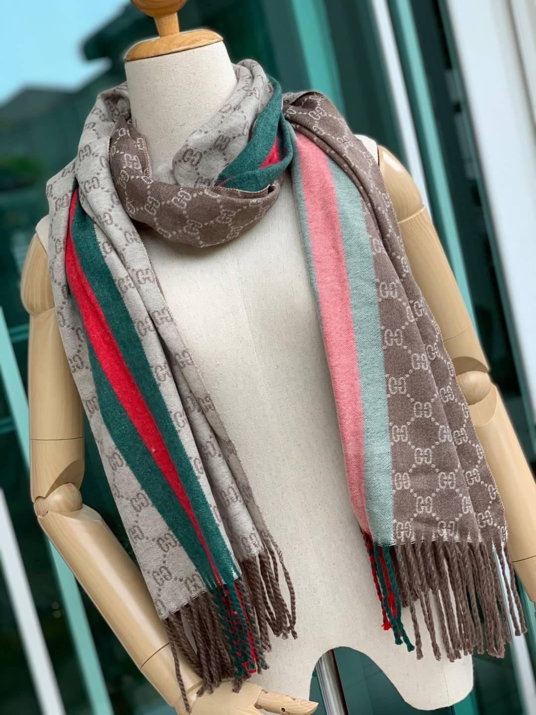 Gucci Classic Print Scarf แบรนด์ดังจากประเทศอิตาลี ด้วยงานพรีเมี่ยมกิ้ฟ ส่งมอบความรู้สึกดีๆให้กับคนที่คุณรัก ในรูปแบบผ้าพันคอและผ้าคลุมไหล่ผืนใหญ่สีสันไม่ฉูดฉาด เหมาะกับชุดที่เป็นทางการหรือลำลองก็ได้ เป็นผ้าที่ให้ความอบอุ่น ถักทอด้วยผ้าcashmere ผ้าเนื้อดี