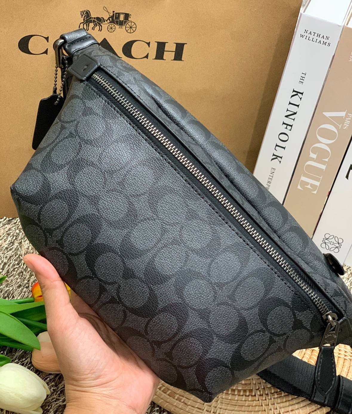 ใช้ได้ทั้งชาย//หญิงค่ะ COACH GRADE BELT BAG((c1411//c1413)) พร้อมส่งค่ะ! กระเป๋าคาดอก//คาดเอวได้ หนังแท้นิ่มสวยงาม ใบกลางๆกำลังดีทีเดียวค่ะ มี2ช่องซิปหน้า-หลัง ช่องกว้าง ใส่ของจำเป็นได้ครบนะคะและมีช่องเล็กให้ใส่ของจุกจิกค่ะ สายคาดยาว เลื่อนปรับได้ฟรีไซด์เ