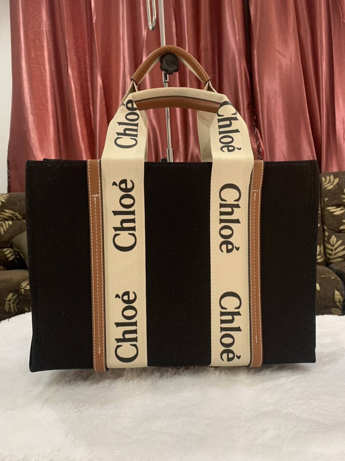 CHLOE Woody Medium canvas tote กระเป๋าทรงTote ผ้าCanvas งานฮอตรุ่นฮิตสไตล์หรู รุ่น Woody Medium ของ Chloé เข้ากับไลฟสไตล์ชีวิตประจำวัน ผ้าเนื้อหนา ใช้งานทนทาน