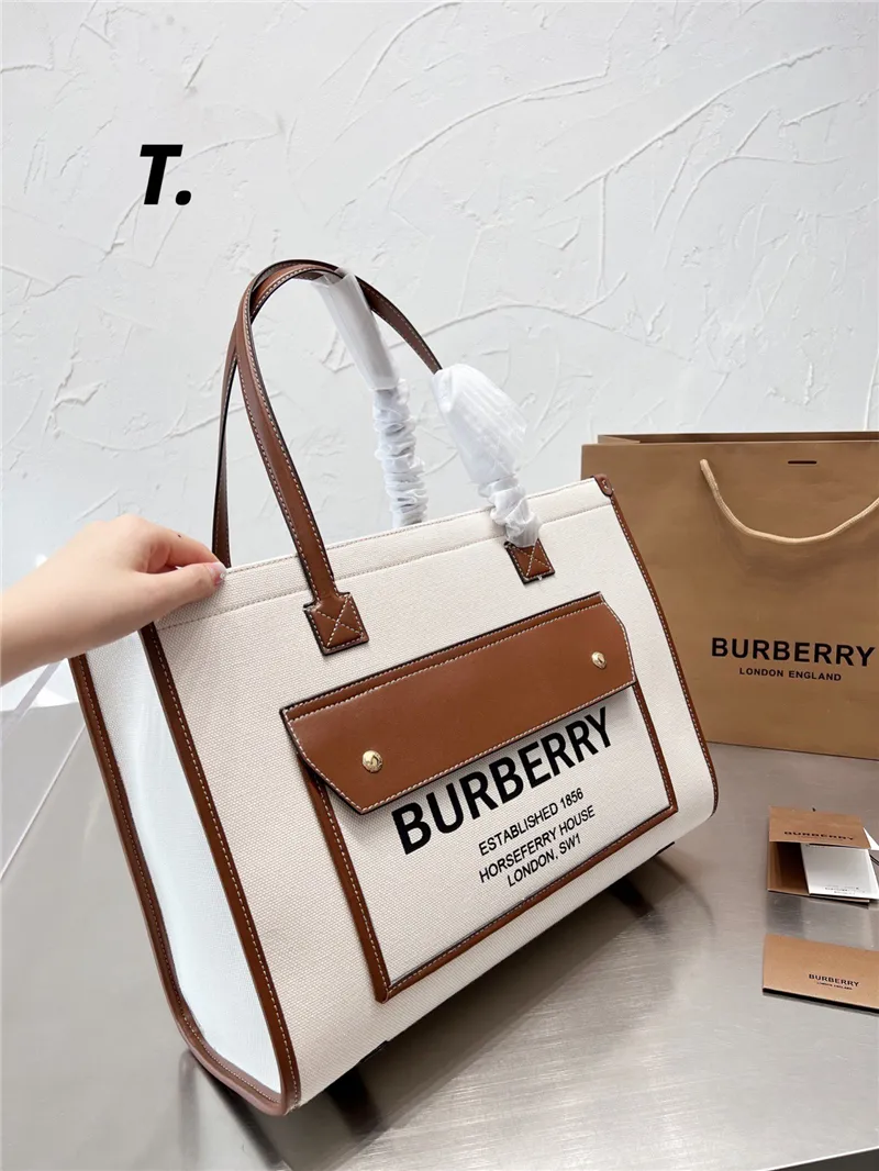 BURBERRY Leather-trimmed embroidered canvas tote / BURBERRY FRAGRANCES LARGE TOTE BAG / BURBERRY Freya Tote Bag วัสดุ Canvas & Leather ดีไซน์สวยอยู่ทรงสไตล์ Casual ด้านหน้ามีช่องใส่ของ ภายในโล่งกว้างและจุสุดๆสามารถใส่เอกสารA4 หนังสือ ของใช้ได้เยอะ หูหิ้วห