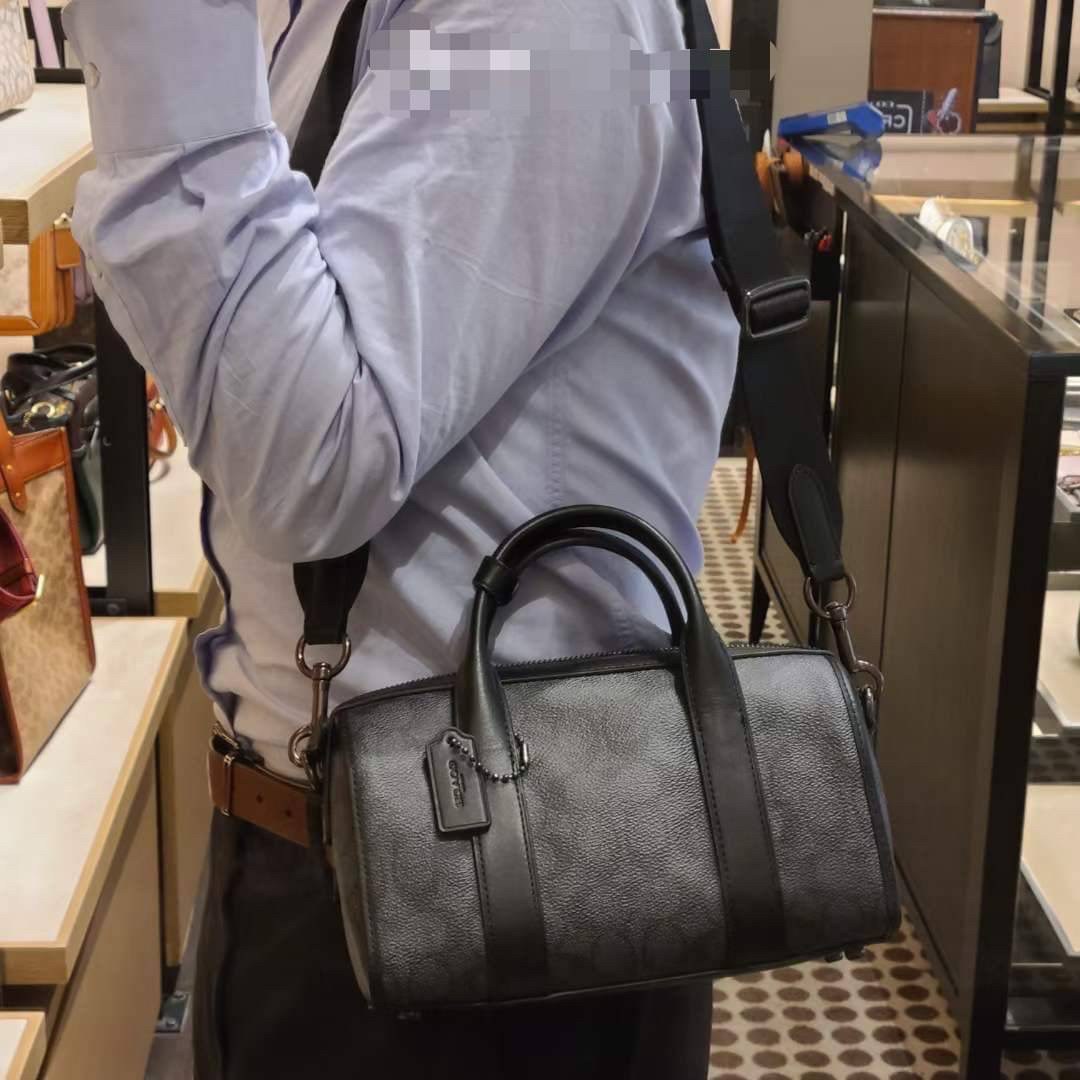 COACH GOTHAM DUFFLE 24 IN SIGNATURE CANVAS CA186 กระเป๋าทรงหมอนรุ่นใหม่สุด 2022 รุ่นนี้สามารถใช้ได้ทั้งชายหญิง หนังแท้อย่างดี นิ่มทรงสวย มากๆค่ะ เปิด-ปิดกระเป๋าแบบซิปคู่ด้านบนมีกระดุมรวบหูหิ้วให้ด้วยนะคะ ภายในกระเป๋าสามารถใส่สัมภาระที่จำเป็นในชีวิตประจำวั
