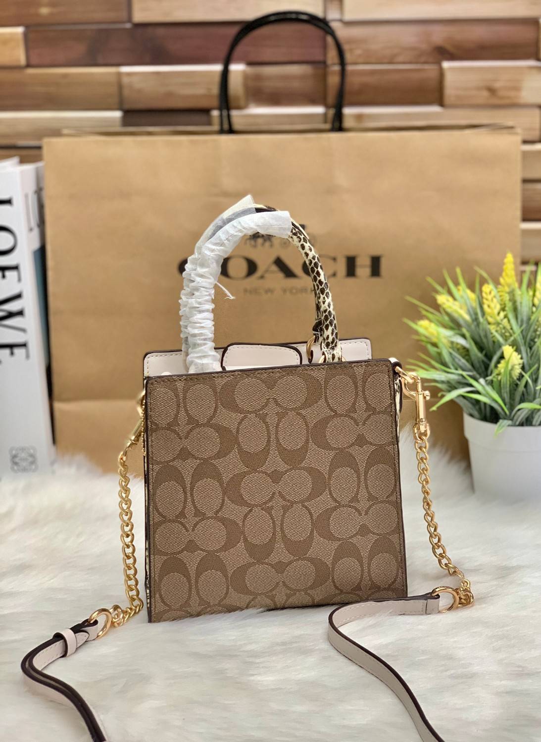 น้องเข้าใหม่ ไม่มีไม่ได้แล้ว ต้องรับไปดูแลเลยค่าา❤️ COACH MINI PEPPER CROSSBODY IN SIGNATURE ((C7227)) 📣พร้อมส่งที่ น้องใหม่ล่าสุดค่าา! กระเป๋าสะพายครอสบอดี้ร์ หรือหิ้วออกงานก็สวยไม่น้อยทีเดียวค่ะ หนังแท้นิ่มสวย หูหิ้วและด้านข้างกระเป๋าทำลา