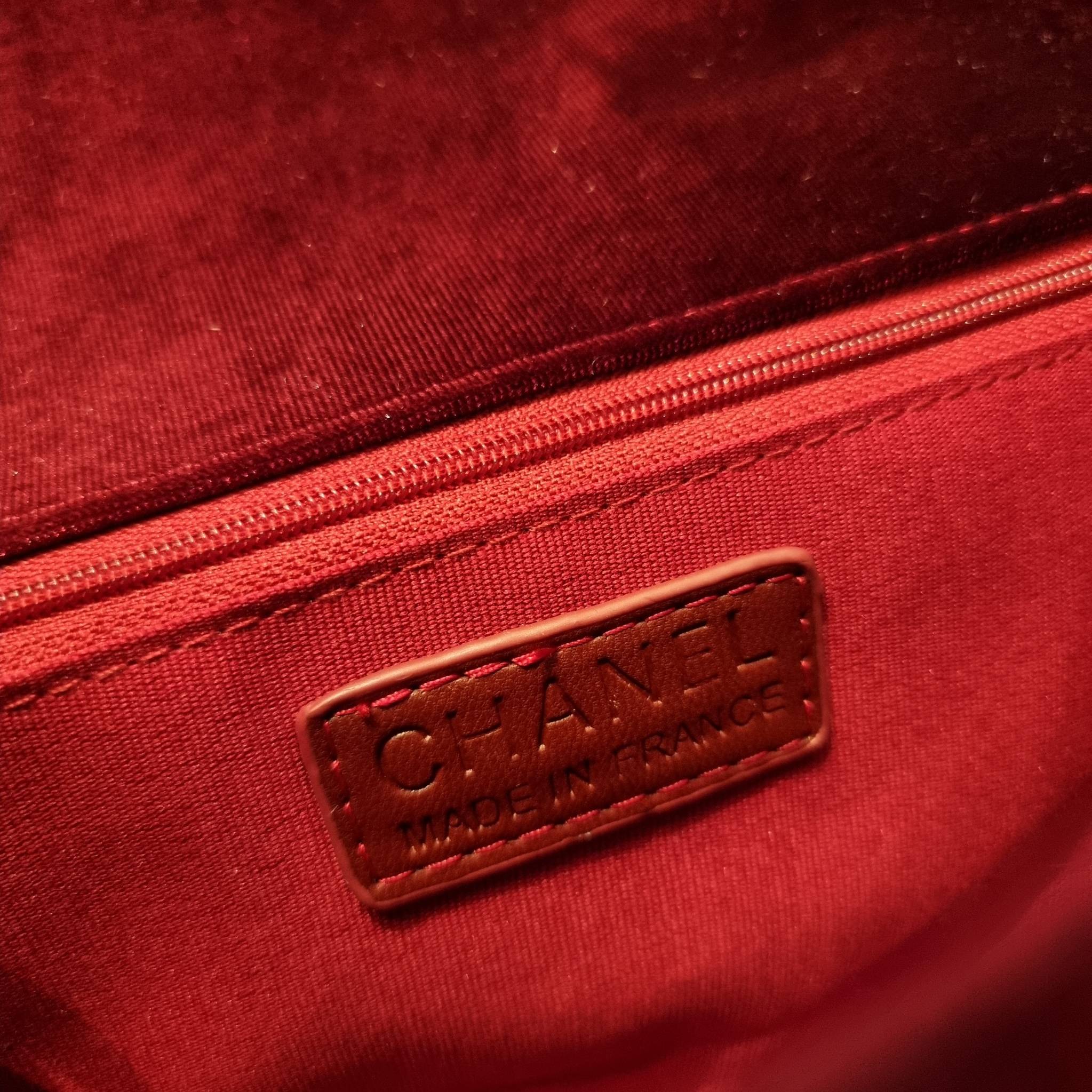 ไม่มองไม่เหลียวไม่ได้แล้ว!! ความหรูที่โดดเด่นจากผ้ากำมะหยี่ สร้างดีเทลผู้ดี ลูกคุณมากๆ Chanel vip boutique กระเป๋าสะพายจาก duty free ในราคาสุดประหยัด!! ดีไซน์เลิศ ตกแต่งด้วยโซ่ทูโทน ลงตัวแบบไม่มีที่ติ เปิด-ปิดด้วยตัวบิดล็อค ภายในโล่งกว้าง ใส่กระเป๋าสตางค์