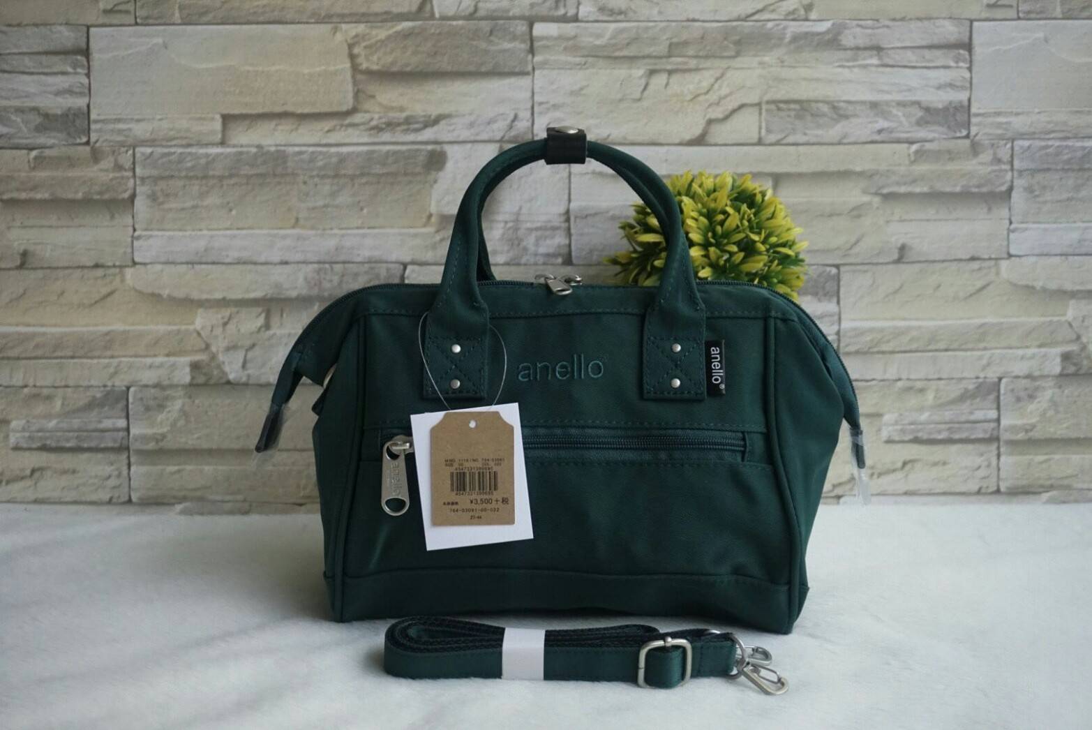 ANELLO Polyester Twill Mini Shoulder Bag AT-H1371 แบรนด์ฮิตติดลมบนในขณะนี้ กับคอลเลคชั่นใหม่เป็นรุ่นทรง Shoulder bag กระเป๋าสะพายในนี้ทำจากผ้า Polyester twill ที่มีความคงทนและมีสีสดใส กระเป๋าที่ดูจะใบเล็กๆใบนี้ สามารถบรรจุขวดน้ำ 500ml และกระเป๋าตังค์แบบยา