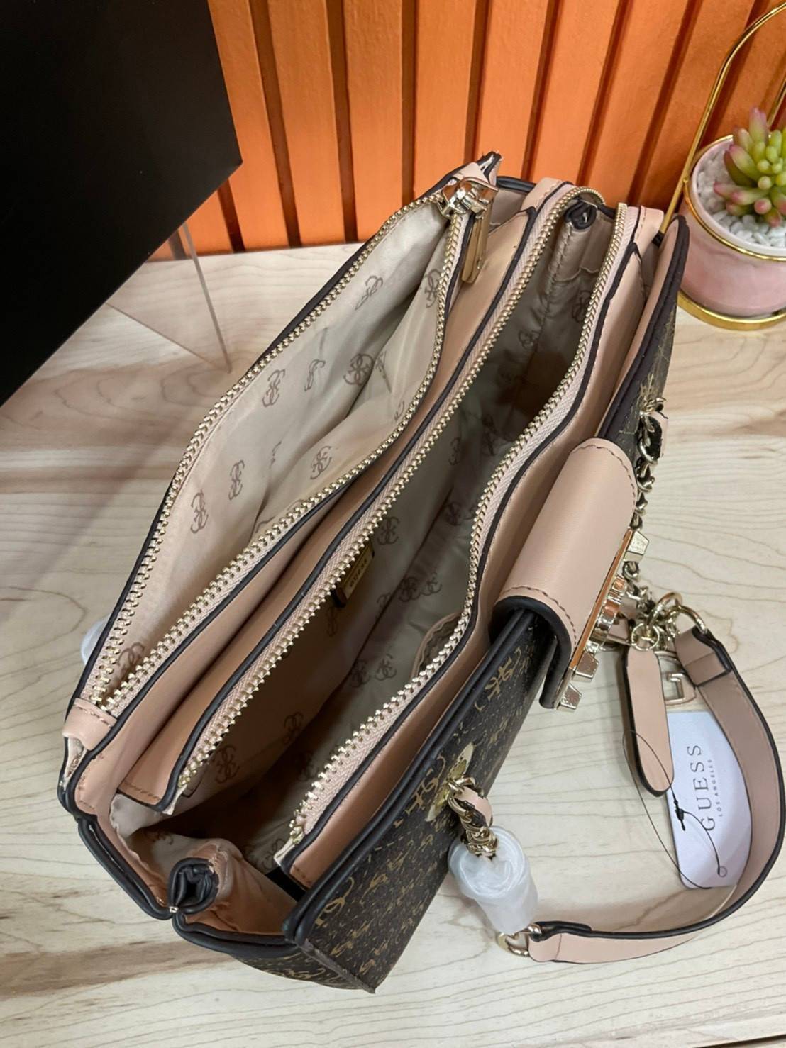 กระเป๋าสะพายไหล่ Guess Logo City Small Society Satchel กระเป๋าสะพายไหล่ ขนาดกำลังดี วัสดุ pu สวยอยู่ทรง มาพร้อมพวงกุญแจน่ารักๆ ถอดออกได้ ด้านหน้าประดับโลโก้แบรนด์ เปิดปิดด้วยซิป มี 2 ช่องหลักใช้งาน ภายในช่องซิปหน้าแยกเป็นสัดส่วนการใช้งาน ซิปช่อง 2 โล่งกว้