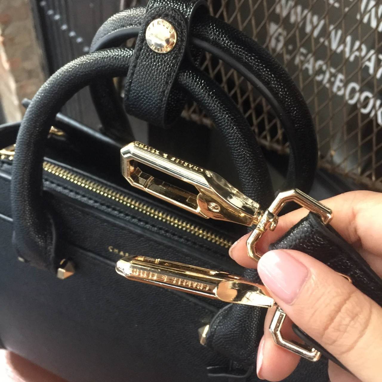 Charles&keith Structured Trapeze Detail Bag สำหรับคอลเลคชั่นใหม่ 2018 เพิ่มสีสวยๆโดนใจให้คุณได้เลือก ตัวกระเป๋าวัสดุหนัง PU อยู่ทรงน่าใช้ ภายในช่องใหญ่จุของได้เยอะม๊วกกก ช่องซิปเล็กด้านใน และช่องเก็บของจุกจิก เปิด-ปิดด้วยซิปรูดลื่นใช้งานคล่องตัว สายสะพายถ