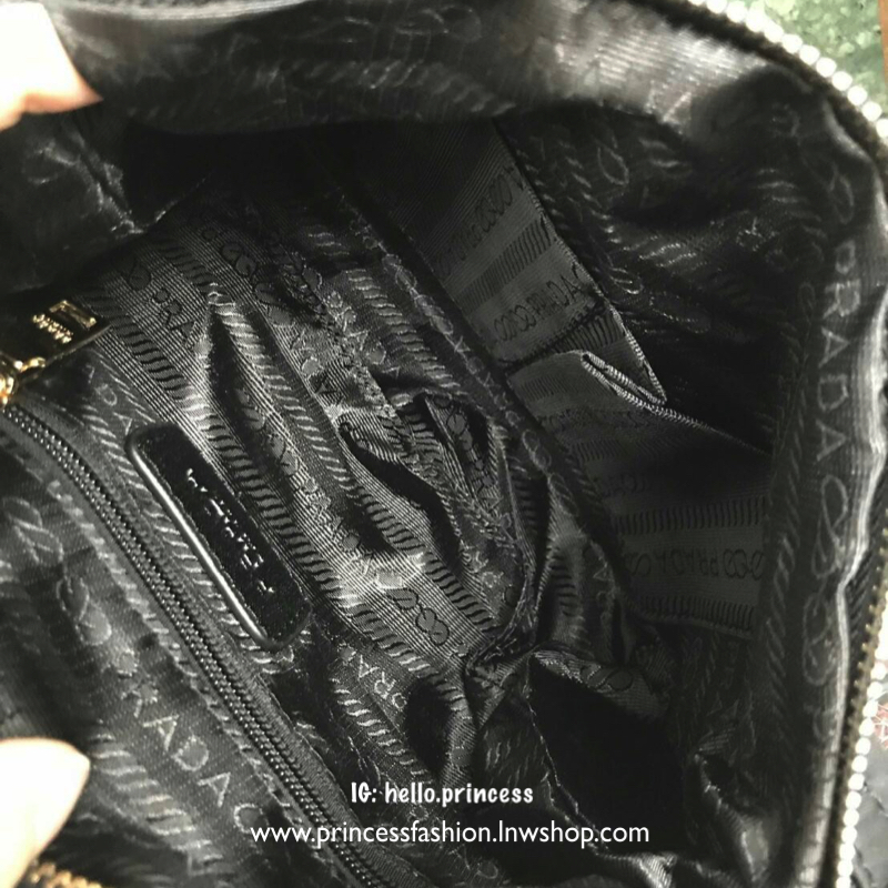 🍉 ที่สุดแห่ง Best Seller ~~ งานพรีเมี่ยมกิ้ฟ จากเคาเตอร์ต่างประเทศ จากแบรนด์ PRADA เป็นกระเป๋า เครื่องสำอางค์ แต่มีสายสะพายยาวให้ 2 สาย เป็นแบบคล้องแขน และสะพายข้างลำตัว ใช้เป็น shoulder bag ได้เลยค่า หรือ ถือลำลองสวยๆ ก้อเลิศค่ะ คุ้มมากค่ะ ภายในม