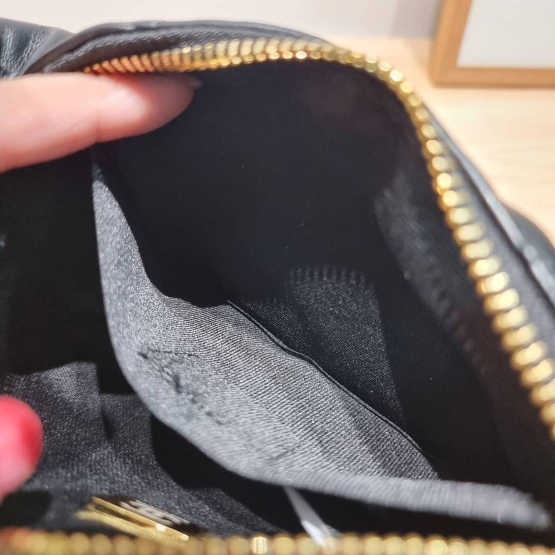 Chanel Pouch Hot item 2023 กระเป๋าสะพายกึ่งพอช ใบเล็กน่ารักน่าใช้ ถือไปไหนก็อัพลุคปัง วัสดุหนังแกะ สัมผัสนิ่มมือ หูจับในตัว ปรับได้อีกเล็กน้อย มาพร้อมสายสะพายโซ่