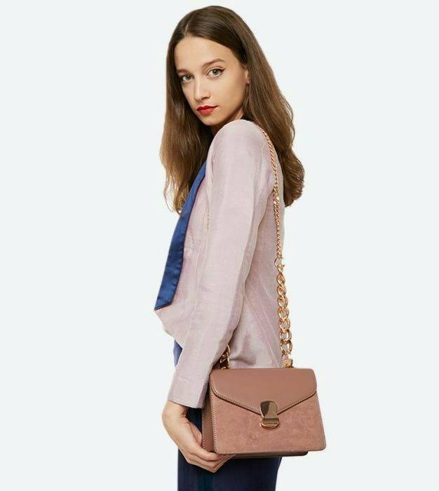 กระเป๋าทรงสวย ดีไซน์ทันสมัย วัสดุหนังโพเลเตอร์ + กำมะหยี่ตกแต่งด้านหน้า ออกแบบปิด-เปิดด้วยตัวล็อคแบบกด สีเงิน และ สีทอง ดูเก๋ ภายในเป็นช่องโล่ง มีช่องซิป 1 ช่อง และช่องใส่ของจุกจิก 1 ช่อง ด้านหลังติดโลโก้แบรนด์ มาพร้อมสายสะพายยาว สายสวยเก๋ ดูดีมากๆ สายถอด