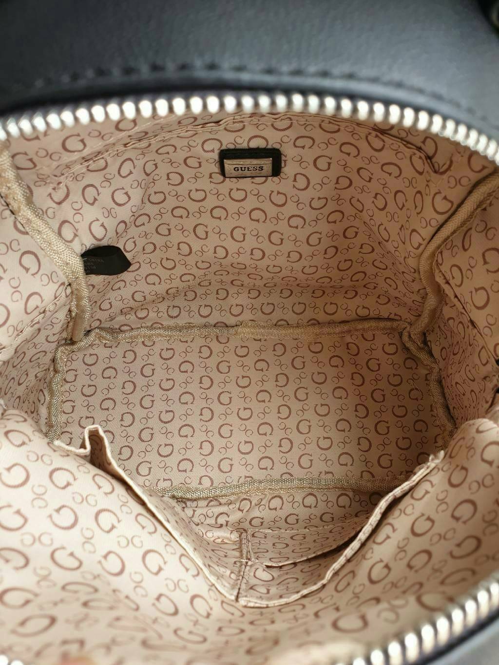 GUESS WOMAN'S BACKPACK กระเป๋าสะพายเป้ขนาดกำลังดี วัสดุหนังแกะสังเคราะห์ โลโก้รอบใบ หนังสวย น้ำหนักเบามากกกๆ!! กันน้ำ ทำความสะอาดง่าย มีหูหิ้วเเละสายสะพายหลังเลื่อนปรับได้ 5 ระดับ ด้านหน้าประดับโลโก้แบรนด์ อะไหล่เงิน และ มีช่องใส่ของ 1 ช่อง เปิดปิดด้