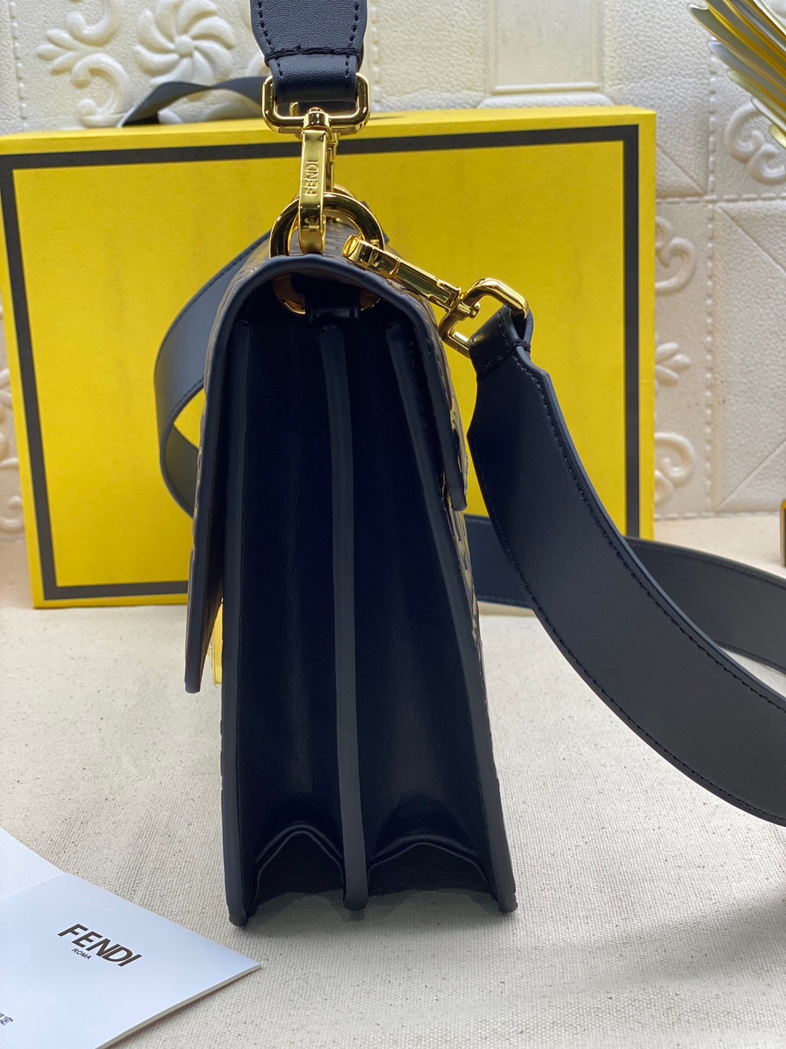 FENDI KAN leather bag เกรดออริจินอล สลับแท้ ด้วยสีและลวดลายคลาสสิกตามแบบแบรนด์ เข้าได้กับสาวๆ ทุกสไตล์ บ่งบอกความเป็น FF ได้อย่างสมบูรณ์แบบ โทนสีแมตช์กับเสื้อผ้าได้ง่าย