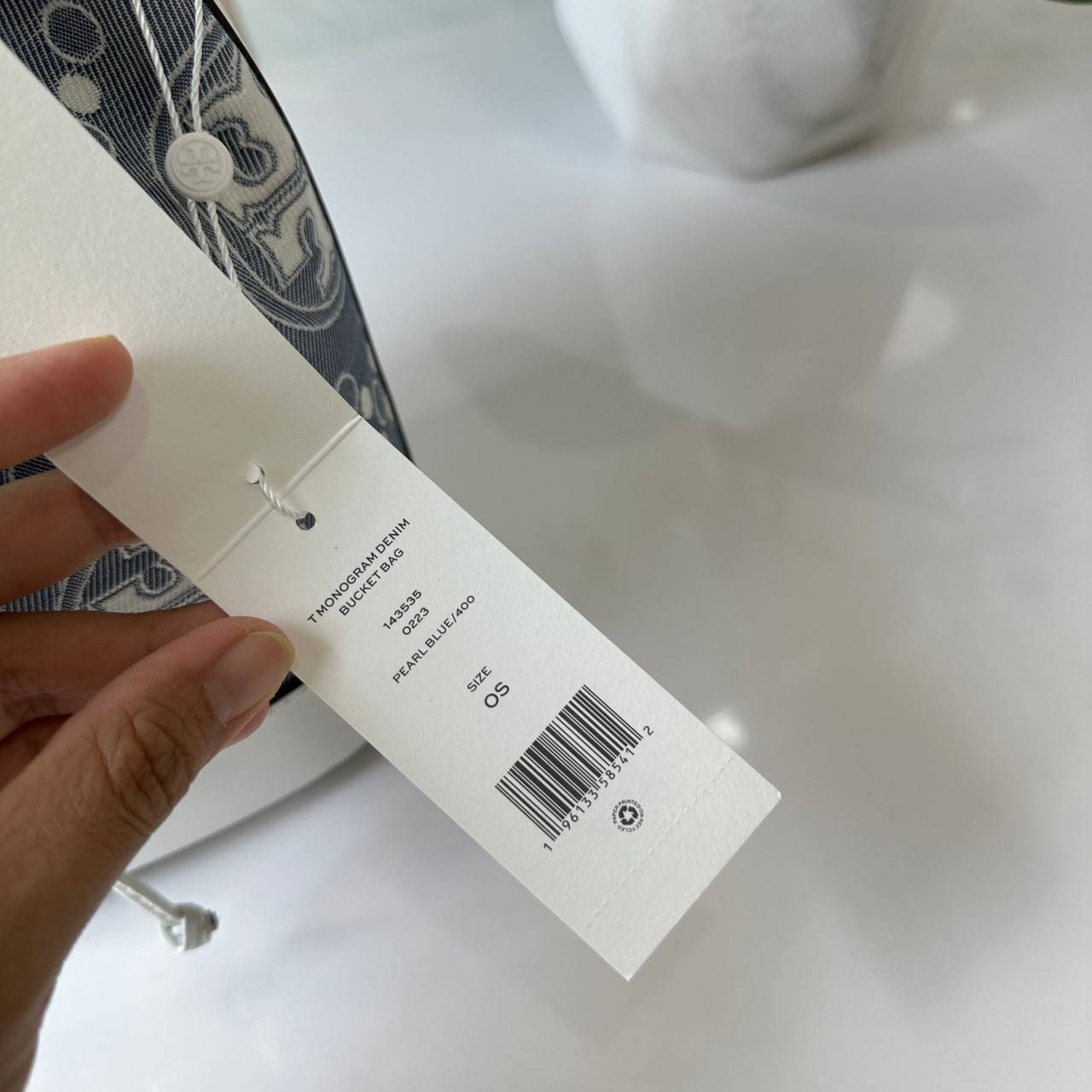 TORY BURCH T Monogram Denim Bucket Bag MEDIUM คอลเลคชั่นใหม่ รูปแบบคลาสสิค พกพาความหรูหราไปได้ทุกที่ด้วยกระเป๋าทรง Bucket ขนาดกลางและปิดด้วยเชือกรูดพร้อมโลโก้แวววาว วัสดุผ้าเดนิมแจ็คการ์ด ตัดขอบหนังแท้