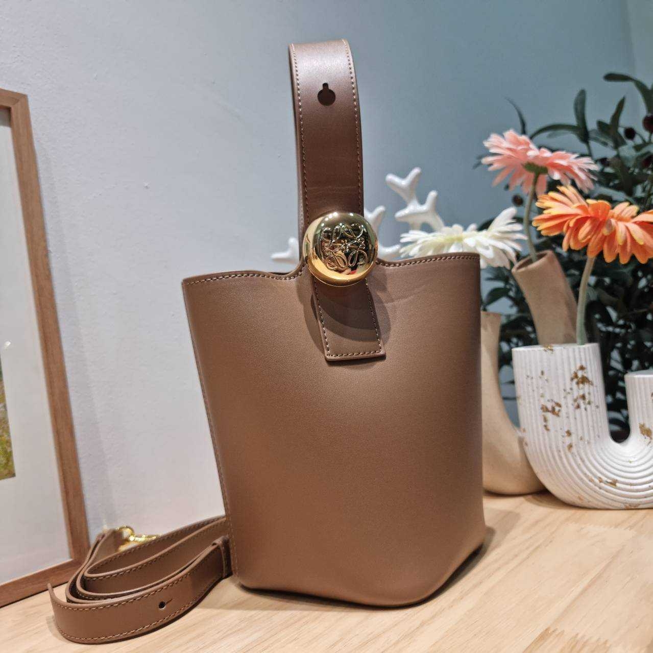 LOEWE MINI PEPBLE BUCKET IN MELLOW กระเป๋าทรงบัคเก็ต รูปทรงสวยใช้งานง่าย กิมมิคหรูหราสุดๆ เกรดออริ