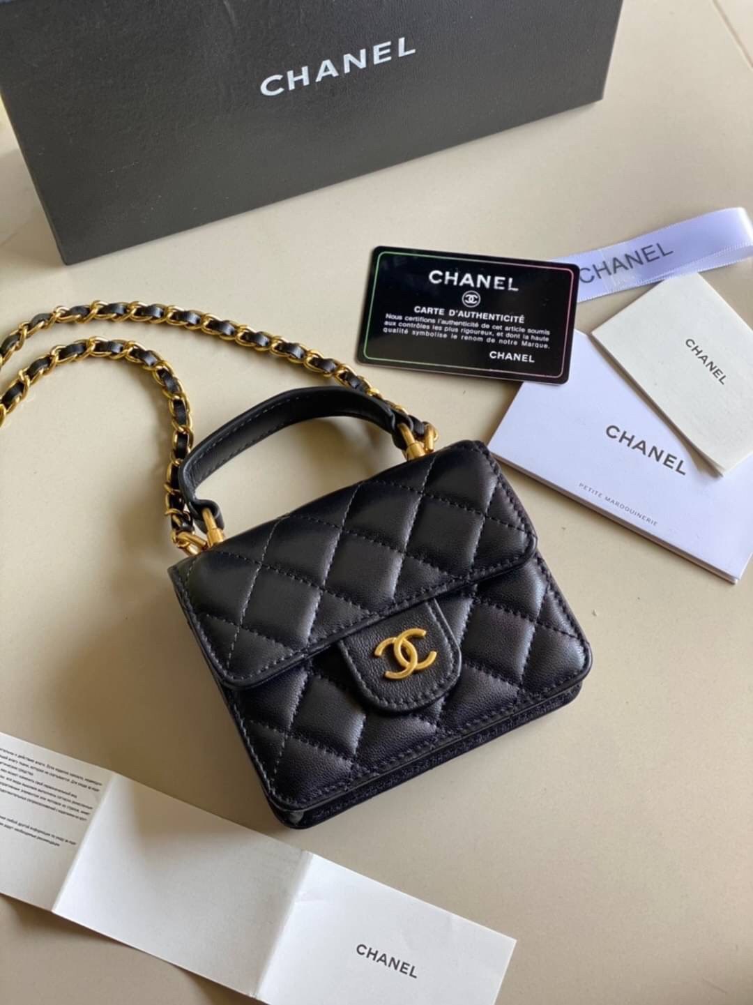 หนังแท้ VIP GIFT CHANEL MINI BLACK BAG รุ่นยอดนิยมไอเท็มฮิตวัสดุหนังแท้เรียบสวยคลาสสิคเปิดปิดด้วยฝาปิดกระดุมด้านหน้ามีโลโก้แบรนด์อะไหล่ทองสวยหรูดูดีมากกกก มาพร้อมสายโซ่ทองร้อยหนังจะสะพายไหล่ หรือ Crossbody ก็ดูดี ภายในโล่งกว้าง ตัวจริงสวยน่าใช้ Chanel min