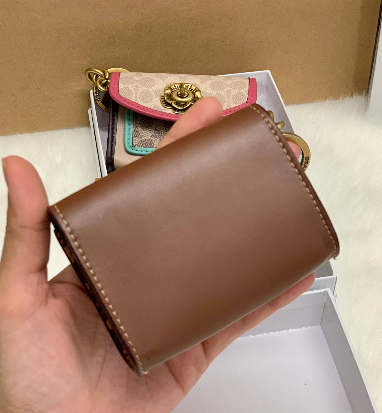 พวงกุญแจสวยๆ ไว้คล้องกระเป๋าใบสวยยกันค๊าา😘 COACH PARKER CHARM COLORBLOCK SIGNATURE ✔️พวงกุญแจจากแบรนด์ Coach สินค้าจำนวนจำกัดนะคะ❗️ ✔️สามารถใช้เป็นพวงกุญแจ//หรือใส่เหรียญด้านในกระเป๋าได้ค่ะ//เปิดปิดแบบกระดุมนะคะ