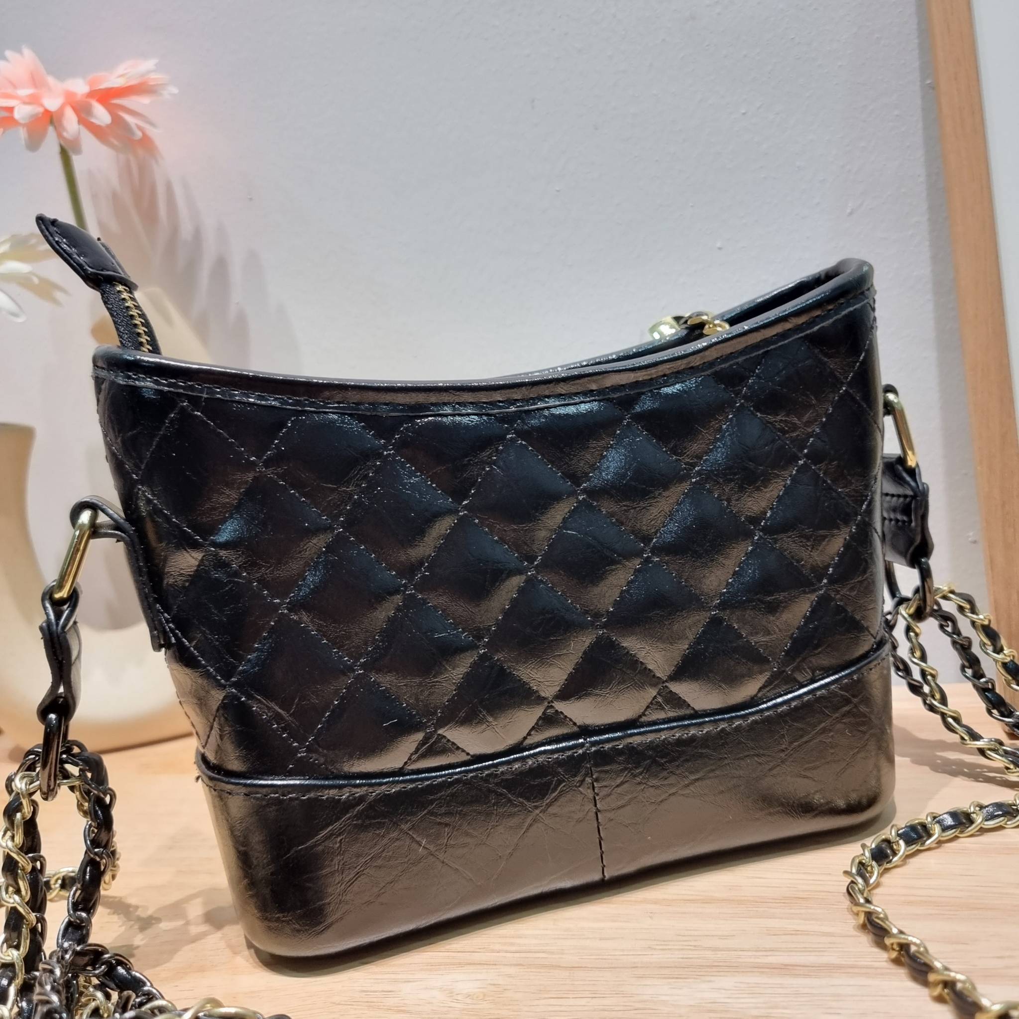 CHANEL GIFT SET สุดหรูชวนให้สะสมส่งท้ายปี กับไอเท็มลิมิเต็ดและ best seller พร้อมเสิร์ฟครบชุด สุดคุ้ม มาพร้อมกระเป๋าสะพายถึง 2 ใบ เด็ดทั้งคู่ๆ วัสดุหนังวัว และยังไม่พอ มีกระเป๋าสตางค์แถมให้ไปอีก 1ใบ สวยครบจบในเซ็ทเดียว!!