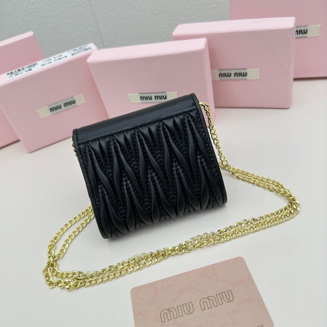 Miu Miu Quilted Wallet On Chain / MIU MIU Wallet Nappa Matelassé Leather กระเป๋าสตางค์หนังแนปป้า พร้อมสายสะพายอะไหล่ทอง