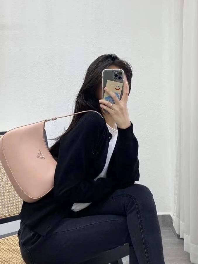 Prada Cleo brushed leather shoulder bag กระเป๋าทรงสวยยอดฮิต กับแบรนด์ PRADA งานพรีเมียมกิ้ฟท์จากแบรนด์ ทรงสะพายไหล่สวยหรูอยู่ทรง PRADA CLEO หนังเรียบดำเงาหรูสุดคลาสสิต เปิดปิดด้วยกระดุมอะไหล่เงินทั้งใบ ด้านในใส่กระเป๋าสตางค์ยาว มือถือ ของจุกจิกได้เยอะ มีป