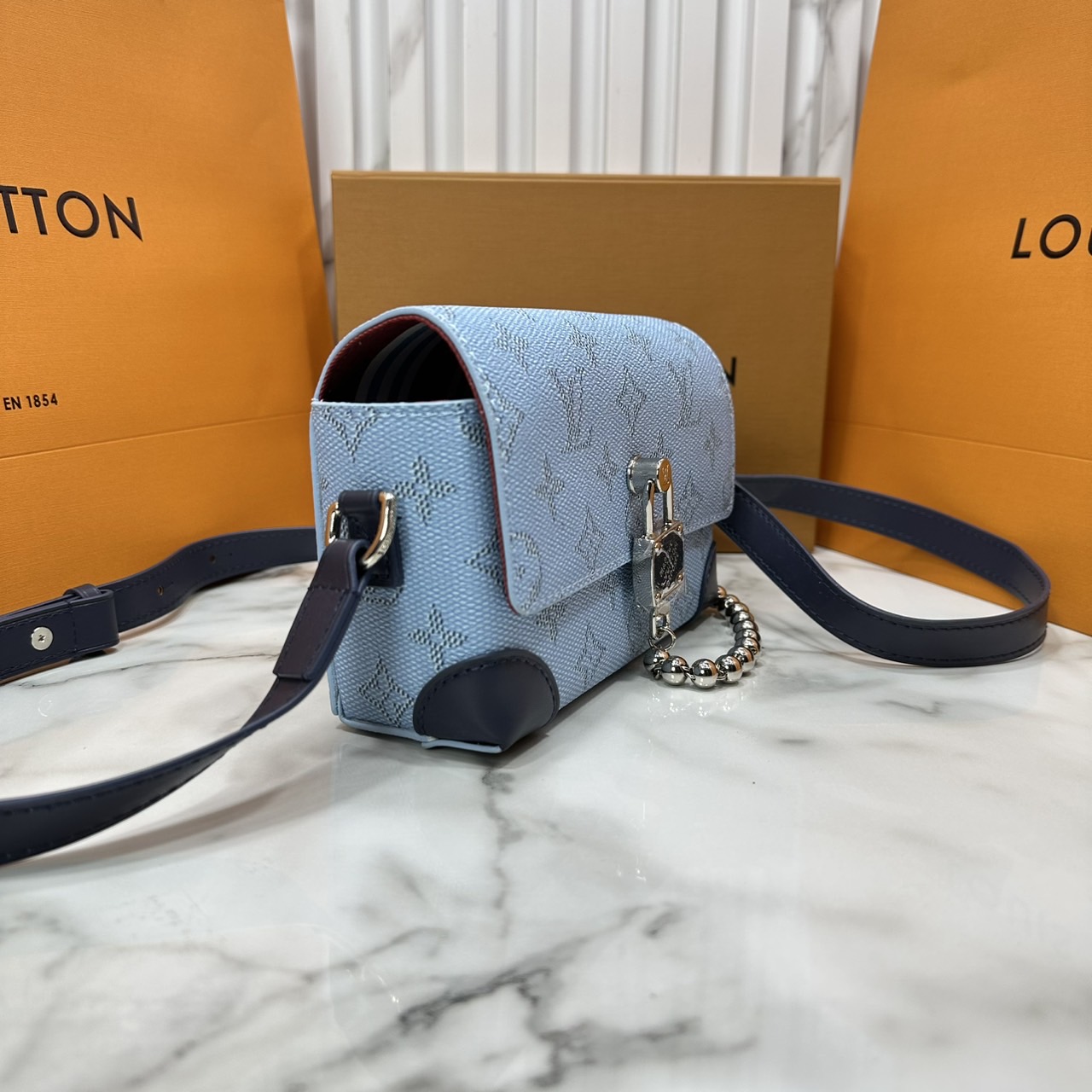 ORI หนังแท้ | LV Steamer crossbody bag Monogram Canvas / LV Trunk Bag กระเป๋าสะพาย กระเป๋าสตางค์แบบสะพายรุ่น Steamer รังสรรค์จาก Monogram แคนวาส แต่งขอบหนัง Aged Natural และฮาร์ดแวร์สีทอง