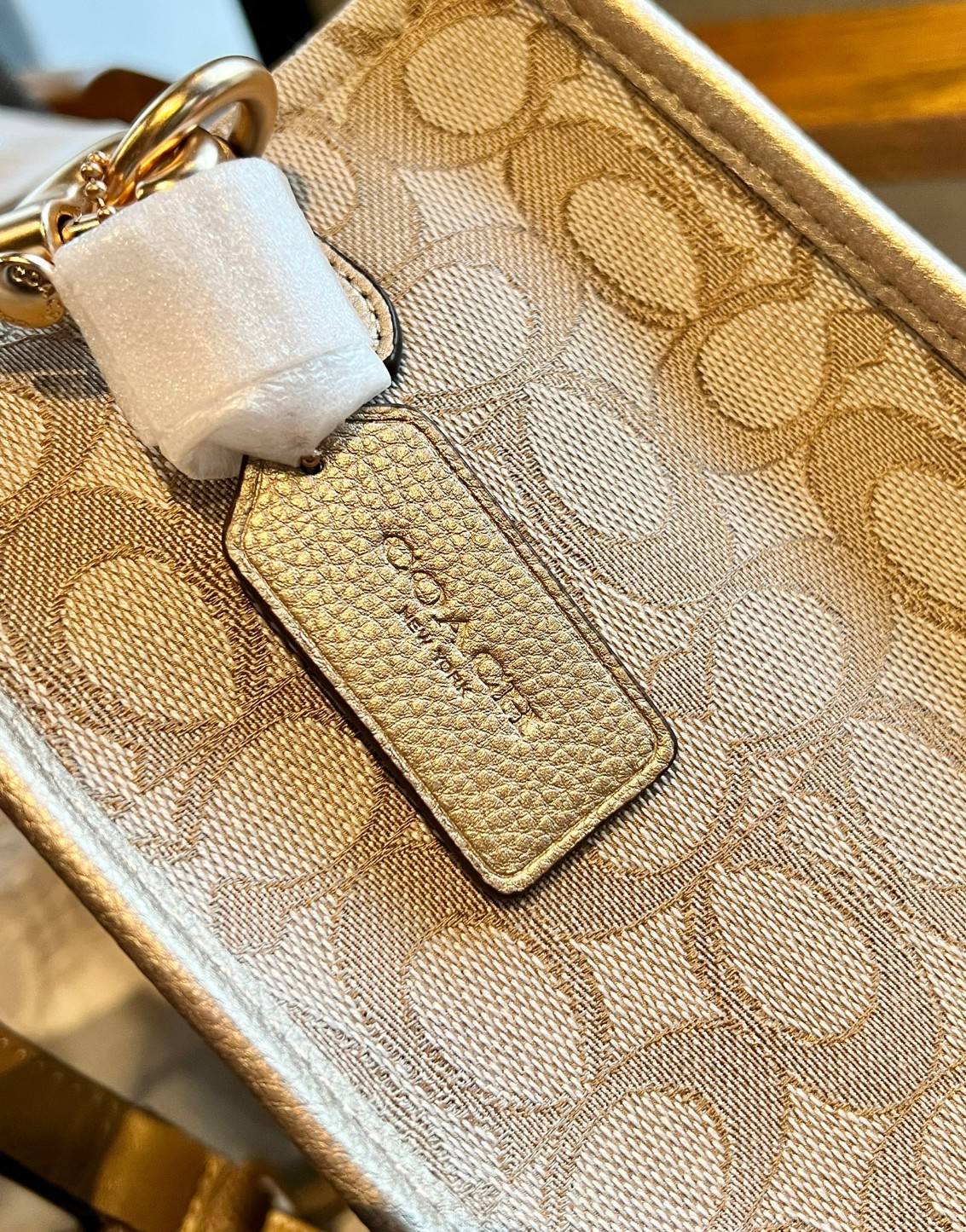 COACH DEMPSEY CARRYALL IN SIGNATURE JACQUARD WITH STRIP AND COACH PATCH((CE984)) ใบใหญ่ สีผู้ดีขับผิวมากๆเลยค่า😘 พร้อมส่งที่ไทย สีใหม่ล่าสุด2023! กับกระเป๋าทรงtote