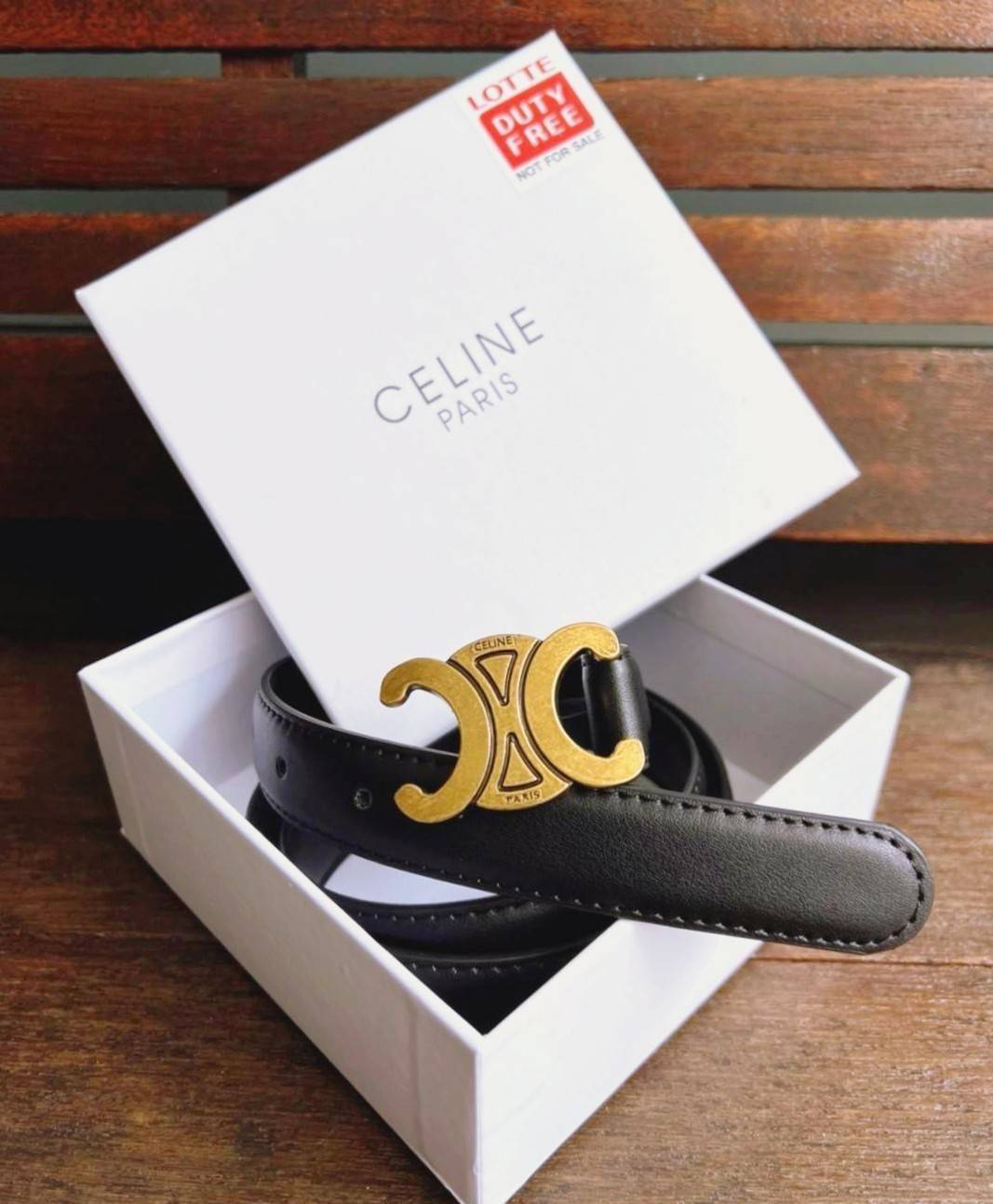 Celine Vintage Logo Leather Belt วัสดุ Calfskin หนังเรียบสวยขนาดกำลังดี หัวเข็มขัดโลโก้แบรนด์อะไหล่สีทองดีไซน์ 3D Vintage สายเข็มขัดปรับระดับได้ในดีไซน์เรียบหรูเข้ากับทุกลุ๊ค ใช้ได้ทั้งชายและหญิงค่ะ สินค้ามาพร้อมกล่องกระดาษและถุงแบรนด์ห้ามพลาดค่ะ!