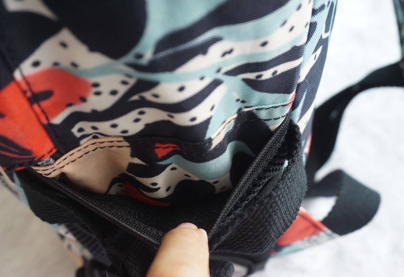 KIPLING BACKPACK K502 กระเป๋าเป้สะพายใบใหญ่ จุของได้เยอะมากๆ วัสดุ nylon + polyestor% กันน้ำ ด้านหน้ามี ช่องใส่ของจุกจิก ช่องซ้ายขวา ช่องหลักเปิดปิดด้วยซิป ภายในแบ่งเป็นสัดส่วย มีช่องแยกใส่ Laptop ใบขี้ขะได้เยอะ จะใช้ไปเรียน ไปนิมหรือท่องเที่ยวก็ตอยโจทย์ค