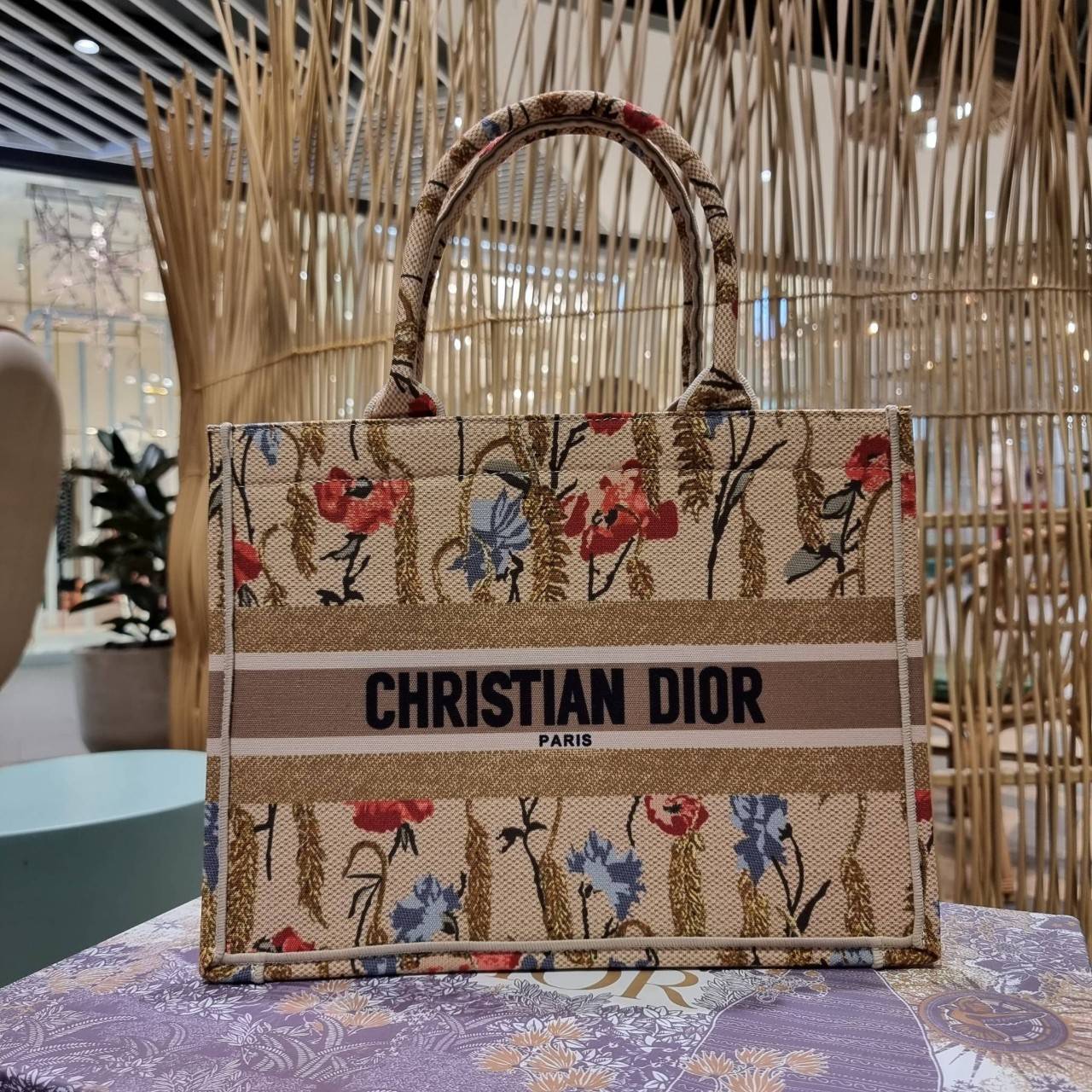 VIP 】HOT ARRIVAL!! DIOR CD SHOPPING BAG WITH GWP กระเป๋าทรงช้อปปิ้งใบใหญ่ จุใจ!! พรีเมี่ยมกิ๊ฟรุ่นดับเบิ้ลฮอต ดีไซน์คลาสสิควินเทจ สวยหรู วัสดุผ้าแคนวาสลายกราฟฟิค ภายในโล่งกว้างมากๆ ใส่ของจุสุดๆ โน้ตบุ้ค ไอแพด กระเป๋าสตางค์ มือถือ หรือเสื้อผ้ายังได้ สะพายค