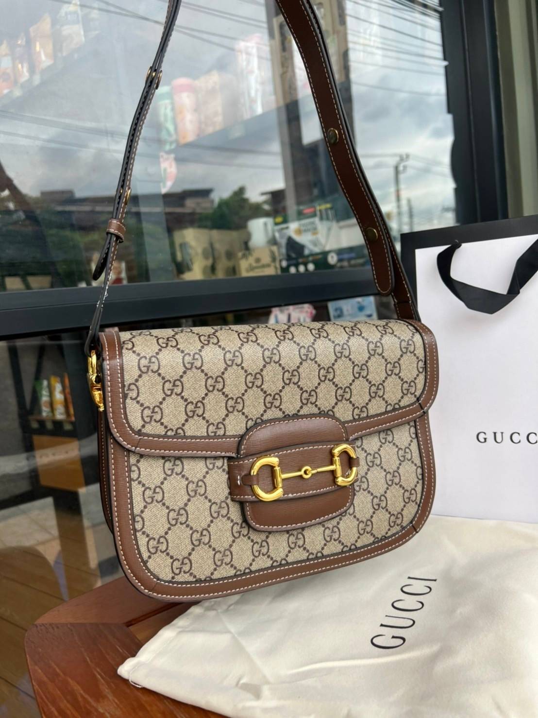 Gucci Horsebit Shoulder Bag กระเป๋าสะพายไหล่ วัสดุผ้าใบ GG Superme ตัดแต่งหนังแท้ สายสะพายไหล่ปรับระดับได้ ด้านในมี 1 ช่องซิป อะไหล่ทองหรูหรา ดาราเซเลปใช้เพียบ ไม่มีเอ๊า เรียบหรูดูแพงสุดๆค่า