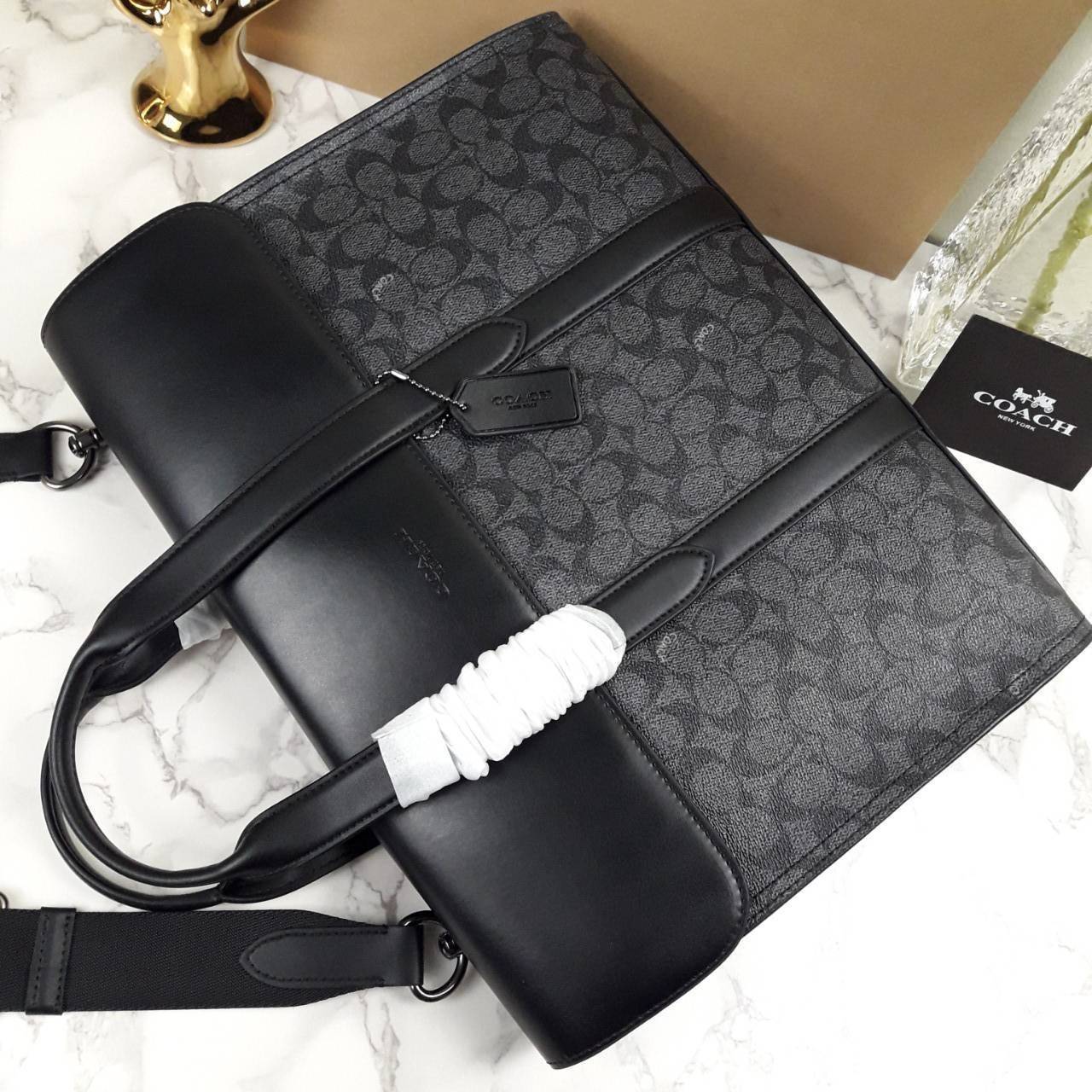 COACH METROPOLITAN PORTFOLIO IN SIGNATURE CANVAS (COACH 39775)🍁 เอาใจสาย smart กับรุ่นยอดฮิต ใช้งานได้ลงตัวสุดๆ ถือว่าเป็นอีกรุ่นที่ถามกันเข้ามาเยอะมากๆ และใช้งานได้ครบฟังก์ชั่นจริงๆ >>วัสดุแคนวาส สลับหนังแท้ หนังคุณภาพมากๆ มีสายสะพายยาว ถอด