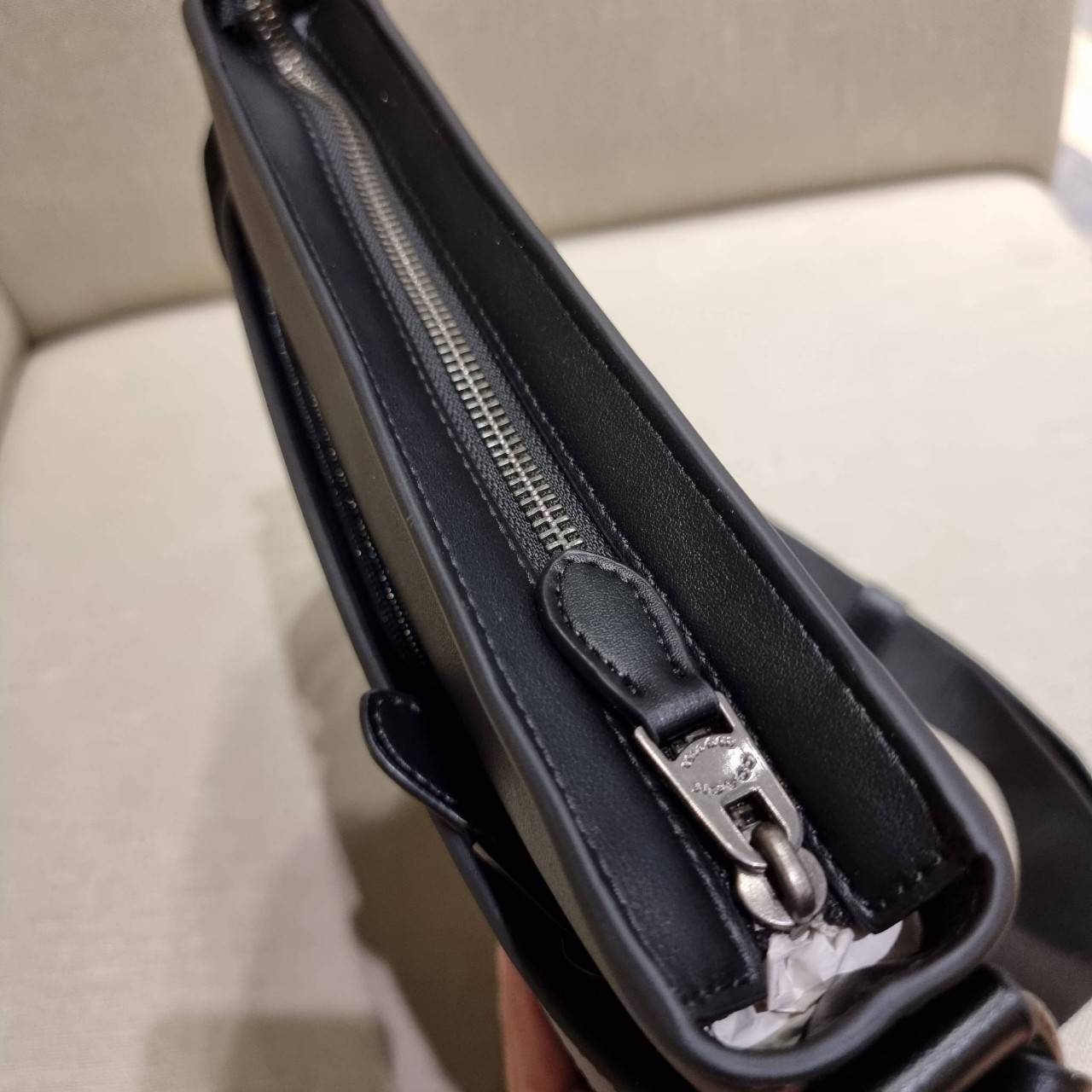 COACH F26068 CHARLES CROSSBODY IN SIGNATURE CANVAS WITH VARSITY STRIPE อีกหนึ่งรุ่นสุดฮิตเอาใจหนุ่มๆ กับดีไซน์แถบสีโดดเด่น กระเป๋าสะพายข้างทรงคลาสสิค ขายดี ไอเท็มทีเด็ด วัสดุหนังแคนวาสเคลือบลายสลับหนังแท้ เปิด-ปิดด้วยซิป และมีช่องแยกแบ่งสัดส่วนด้านหน้ากระ