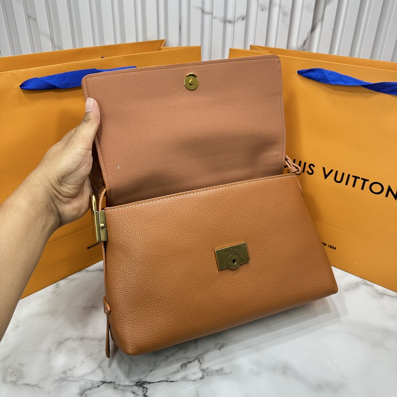 ORI หนังแท้ | LV Low Key Messenger Bag กระเป๋าสะพายทรงแมสเซ็นเจอร์ รูปทรงใหม่ สไตล์เรียบง่ายแต่หรูหรา ตกแต่งด้วยแม่กุญแจสีทองวินเทจ พร้อมใบลูกลายโมโนแกรมเพิ่มฟังชั่นการใช้งาน