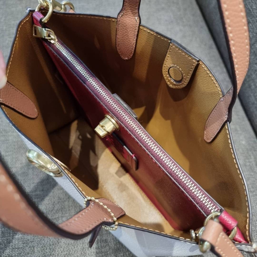 COACH C8561 C8869 WILLOW TOTE 24 IN COLOR BLOCK น้องสาวลุคลูกคุณมาแล้วจ้า กระเป๋าถือ/สะพาย ดีไซน์คัลเลอร์บล็อค ลงตัว เรียบหรู ใบจริงคือผู้ดี๊ผู้ดี ใช่ได้ทุกๆโอกาส วัสดุหนัง pepble อยู่ทรง เปิดปิดด้วยตัวบิดล็อค และอีกฝั่งเป็นกระดุมแม่เหล็ก ภายในโล่งกว้าง ใ