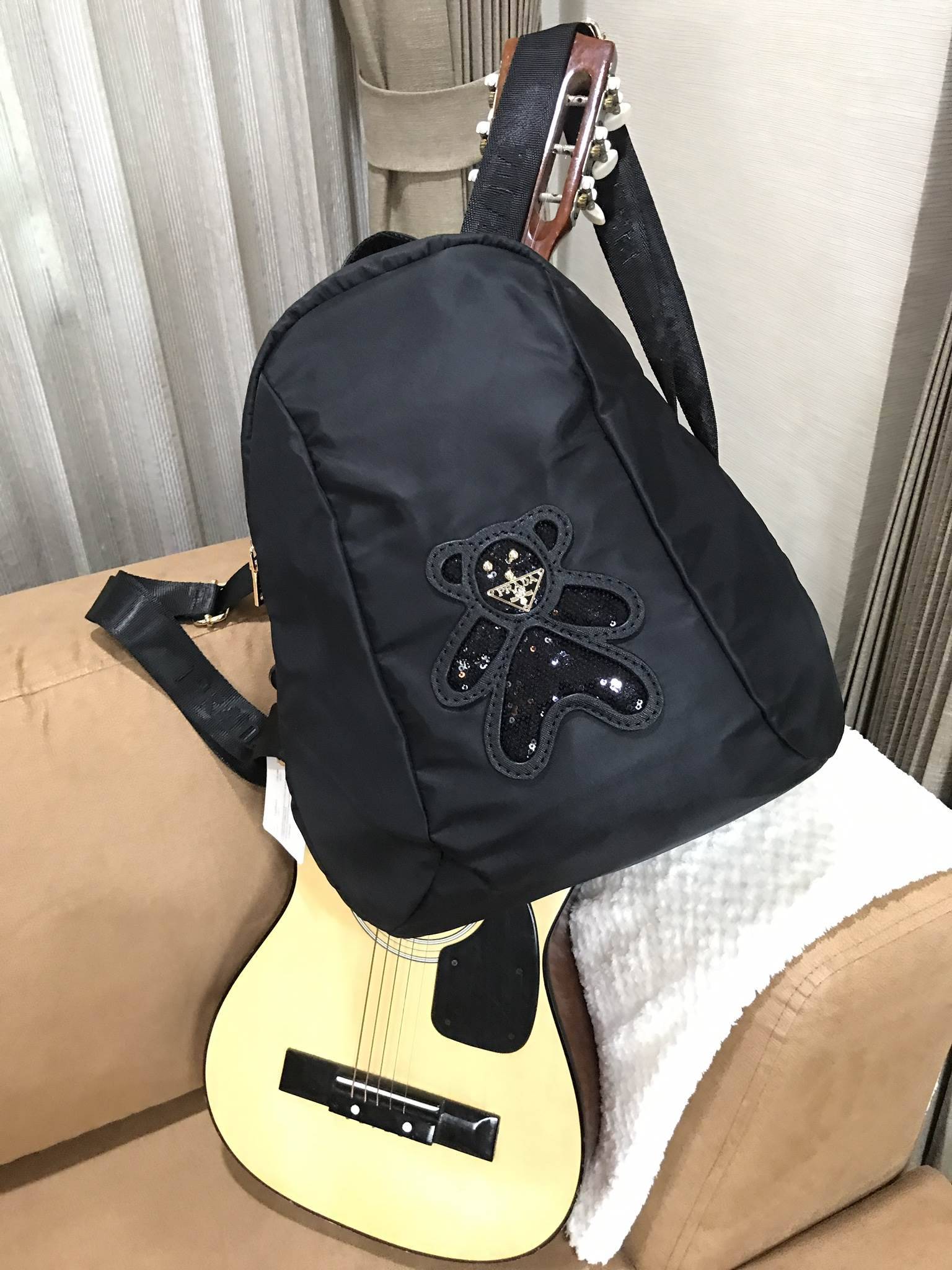 Don't Miss! PRADA NYLON BACKPACK กระเป๋าสะพายเป้ พรีเมี่ยมกิ้ฟจากเคาน์เตอร์ต่างประเทศรุ่น Limited edition ที่ฮ๊อตสุดๆ วัสดุเป็น Nylon เนื้อหนาคุณภาพดีตามแบบฉบับของแบรนด์ ขนาดกำลังดี น้ำหนักเบา ด้านหน้าเป็นลายหมีปั๊กกลิ้ตเตอร์โลโก้แบรนด์อะไหล่ทองหรู ภ