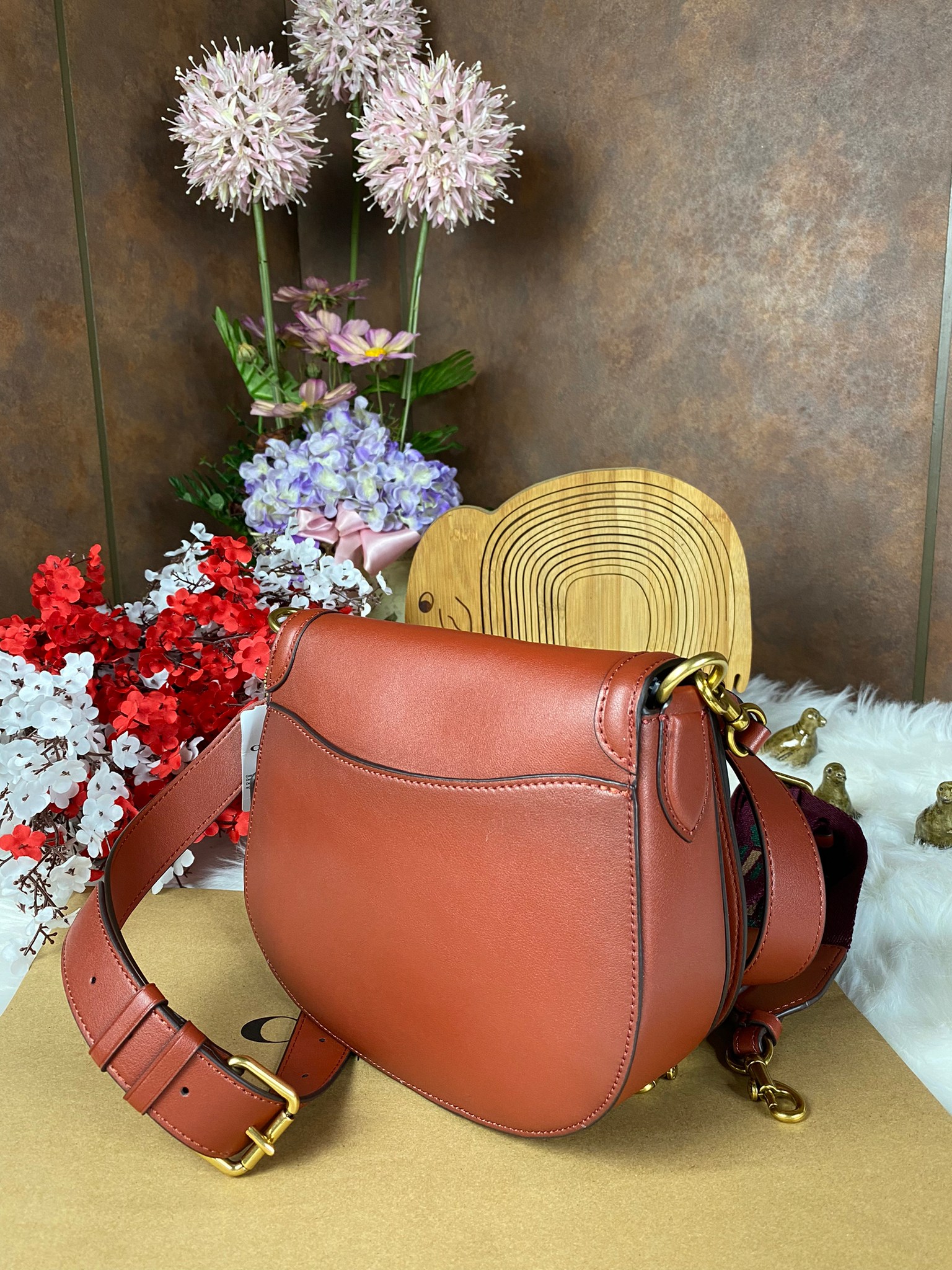 OUTLET 】COACH BEAT SADDLE BAG 10 แบบพร้อมส่ง จุกๆ เลยค่า The best item! ที่สาวๆรอคอย! ฮอตไฟลุก! สีหายาก ละมุนคุณหนู คอลเลคชั่นใหม่ ดีไซน์หรูหรา พิเศษมากๆมาพร้อมสายสะพาย 2 เส้น ใช้คู่กันหรือแยกสะพายก็สวยครบสูตร กระเป๋าสะพายทรง saddle คลาสสิค วัสดุหนัง glov
