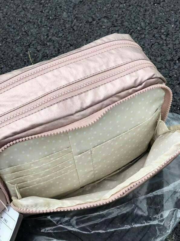 Kipling Silen สี Metallic กระเป๋าสะพายรุ่นใหม่ สายสะพายปรับระดับสั้น-ยาวเป็นกระเป๋าสะพายเฉียงลำตัวได้ค่ะ ช่องซิปเยอะ ใส่ของได้เป็นสัดส่วน จุสัมภาระได้ดีเลยค่ะ ช่องซิปด้านในเป็นช่องแบบเสียบการ์ดได้ด้วย หยิบใช้สะดวก แจ๋วไปเลยค่ะ ทรงสวย สะพายน่ารักค่ะ