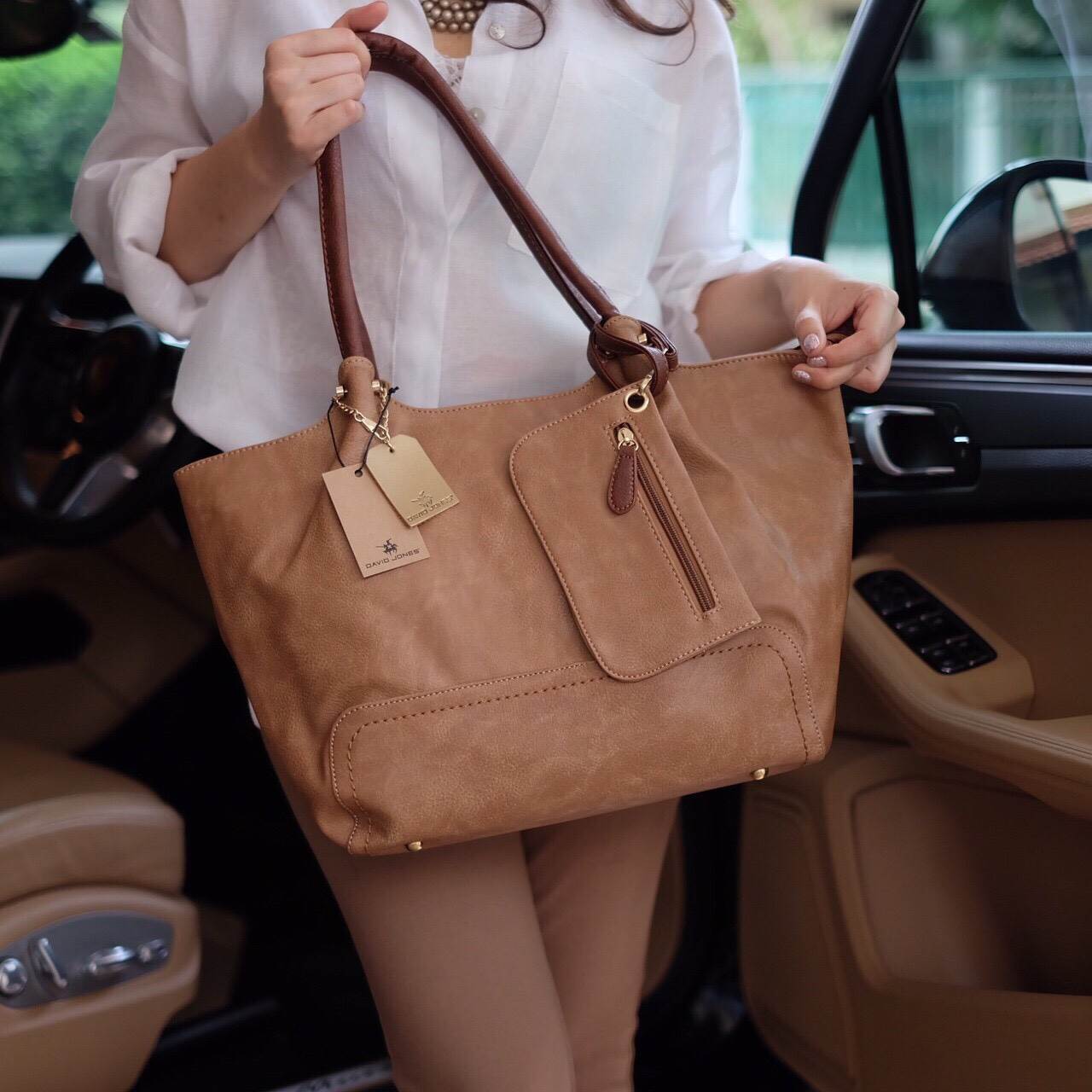 New Arrival สีใหม่ คาราเมล สวยมาก !! ซื้อ 1 ได้ถึง 3 กระเป๋า ทรง Tote จากแบรนด์ David Jones ค่า ทรงนี้ นิยมถือกันมากๆ บอกเลยใบนี้ ของจริงสวยคะ หนังนิ้ม นิ่ม ค่า #ดีต่อใจ 😁❤️ 〰〰〰〰〰 รุ่นใหม่ล่าสุด หนังนิ่มมาก ใบนี้ มีใบเล็กแถมให้อีก 2ใบค่ะ จะ