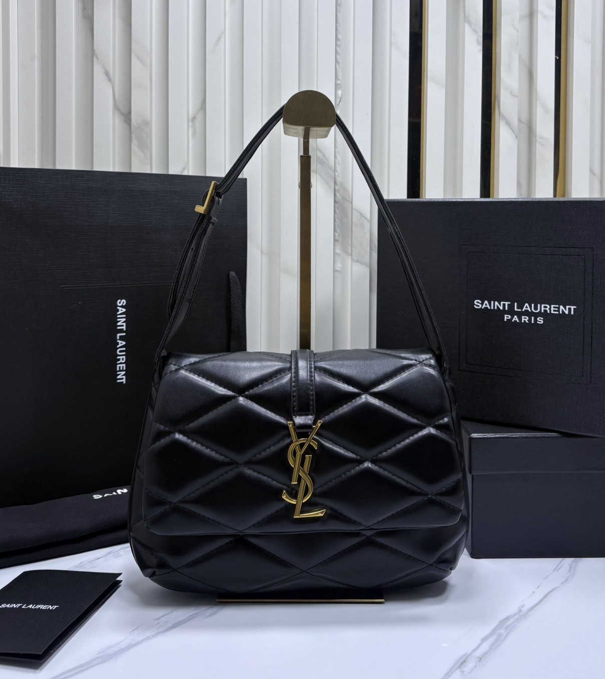 ORI หนังแท้ | YSL Le 57 Hobo Shoulder Bag / YSL Hobo Bag กระเป๋าสะพายทรงโฮโบ หนังสัมผัสนิ่มมือ ดีไซน์เรียบหรู ภายในโล่งกว้าง สามารถจุของสำคัญได้อย่างครบถ้วน ใบจริงหรูหรา ดูแพง มีไว้ติดบ้านสักใบ ยังไงก็คุ้มค่าจ้า