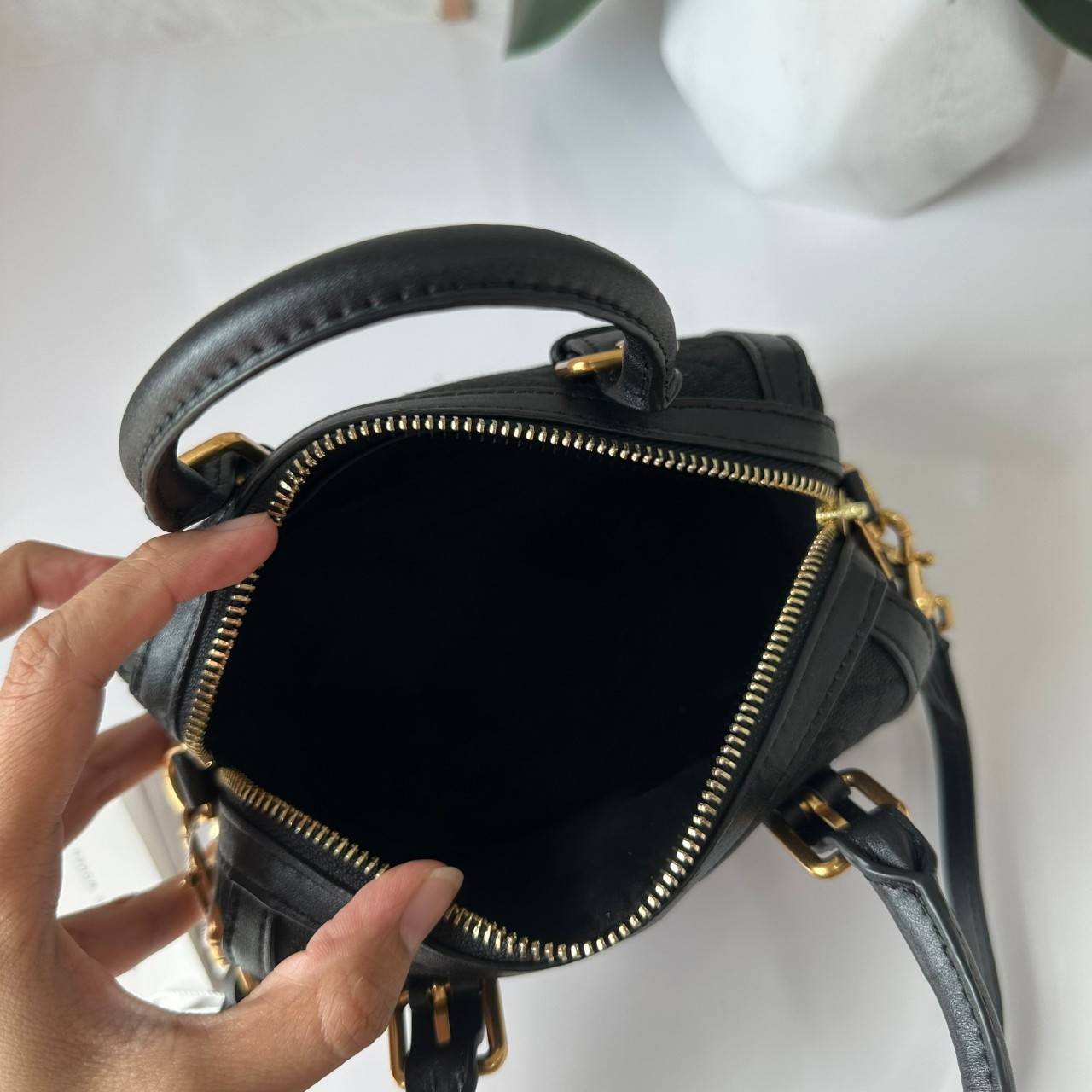 Small TORY BURCH T MONOGRAM PETITE BARREL BAG in black / Tory Bucket Bag สีดำคลาสสิก กระเป๋าทรงขนมจีบ กระเป๋าทรงหมอนดีไซส์มินิน่ารัก