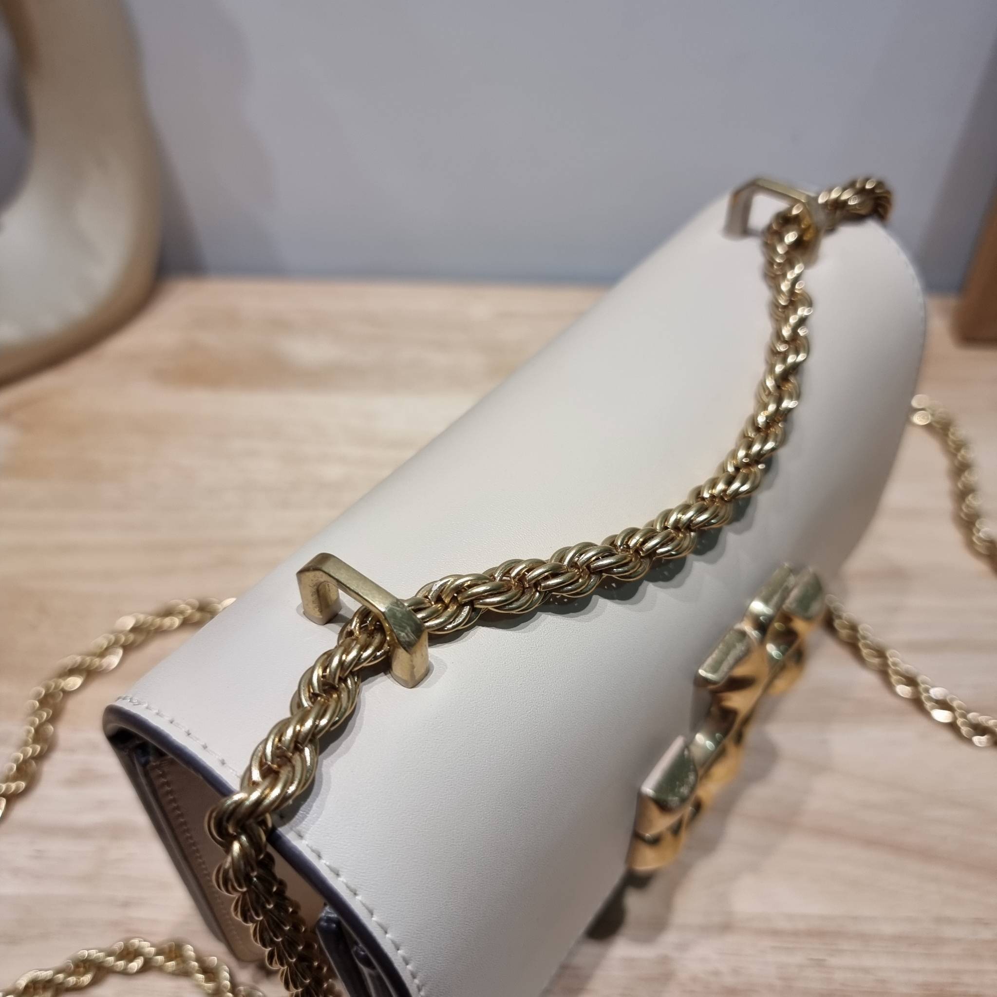 Tory Burch Bag / TORY BURCH ELEANOR SMALL CONVERTIBLE SHOULDER BAG ฮอตไอเท็ม รุ่นนี้ขายดีขายหมด สวยหรู คุณหนู ผู้ดี!! หายากมากแล้วน้า กระเป๋าสะพายข้าง ดีไซน์อยู่ทรง ขนาดกำลังสะดวกใช้ เปิด-ปิดด้วยแถบแม่เหล็ก ภายในแบ่งสัดส่วนได้เป็นอย่างดี