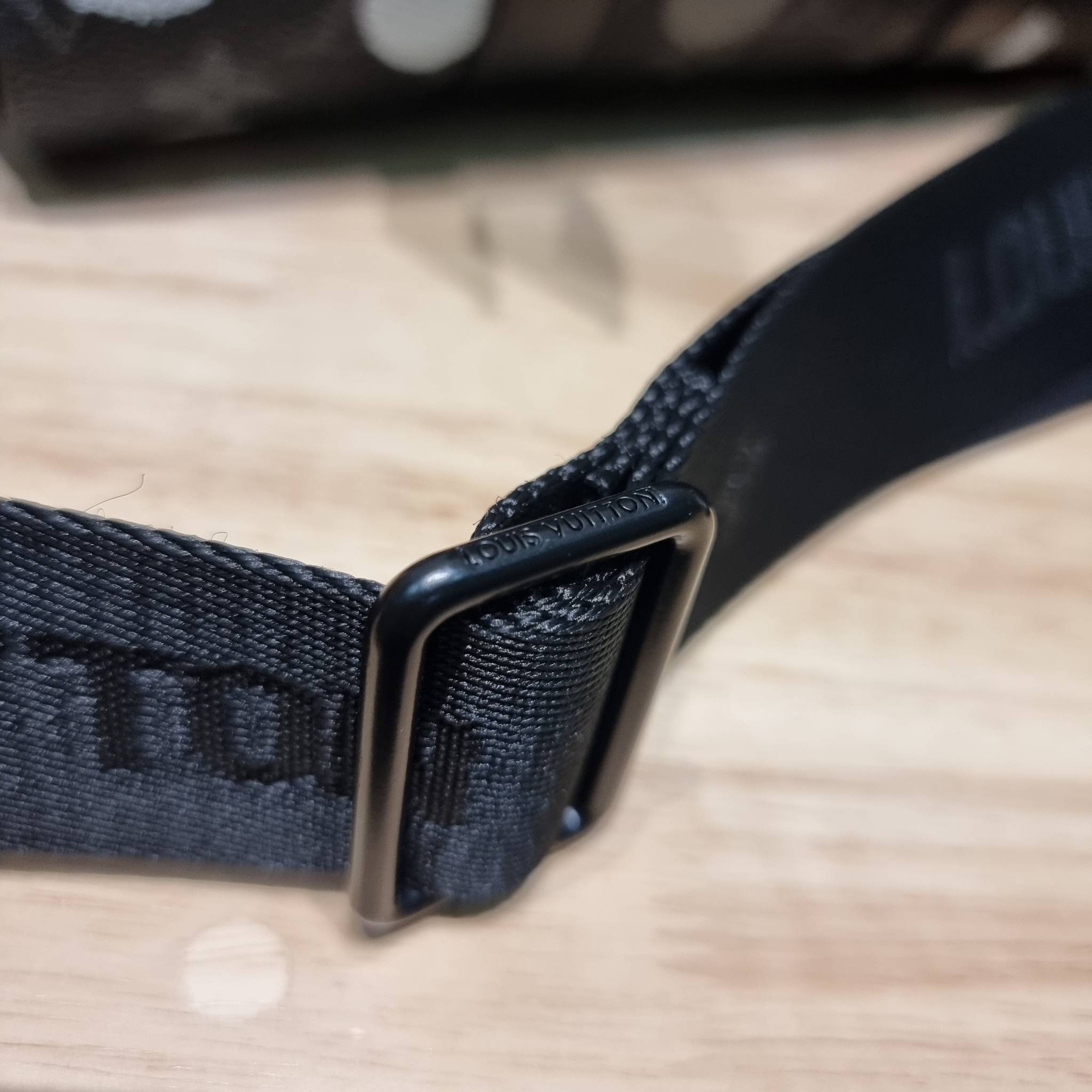 LV x YK KEEPALL BANDOULIERE 25 BAG ย่อส่วนความเท่ให้สะดวกกับชีวิตประจำวัน กับกระเป๋าสะพาย ทรงกระเป๋าเดินทางสุดคลาสสิค ด้วยดีเทลความเป็นเอกลักษณ์ เรียบแต่หรู